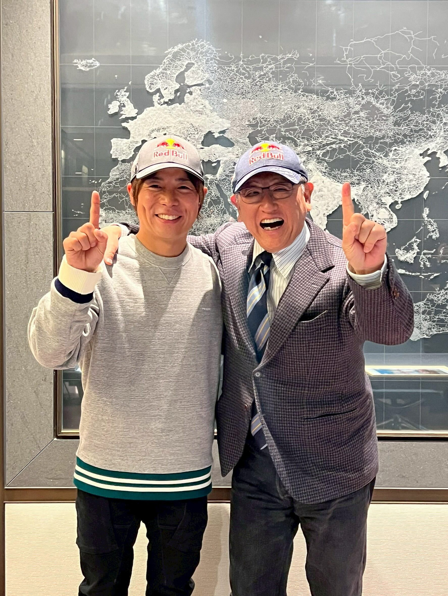 世界ラリー選手権を優勝した勝田貴元選手（左）は、豊田章男会長（右）に優勝報告を行なった