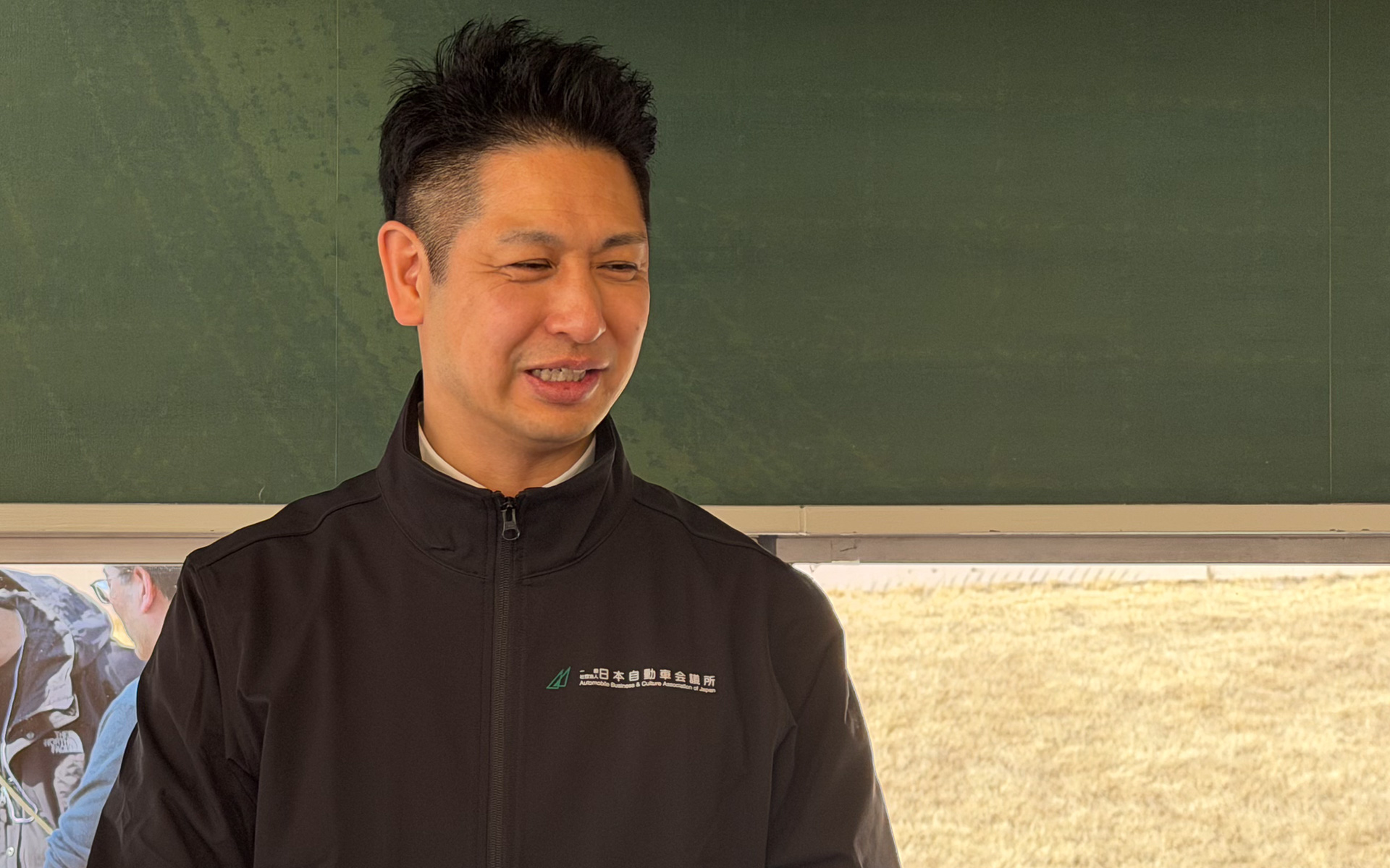 日本自動車会議所 モータースポーツ委員会 加地雅哉委員長。日本自動車会議所の活動をスーパー耐久開幕戦において説明した