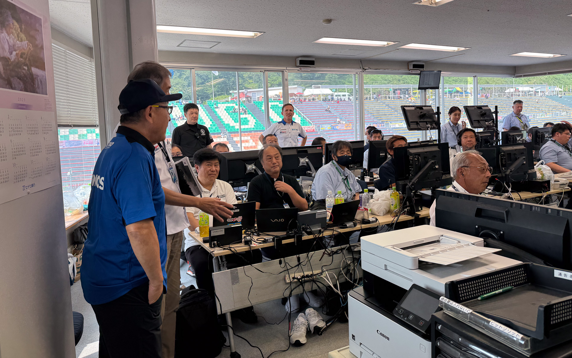 レースを監視するオフィシャルさんの仕事場を視察する豊田章男会長