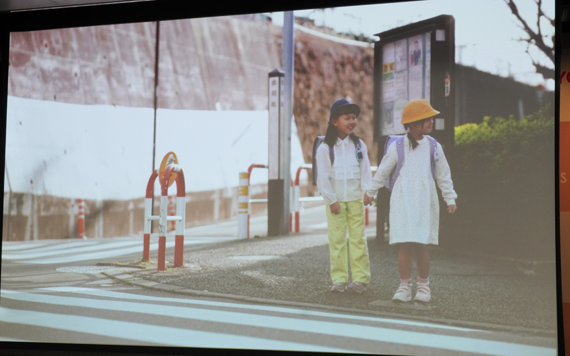 横断歩道前で左右確認している様子。これも記録される
