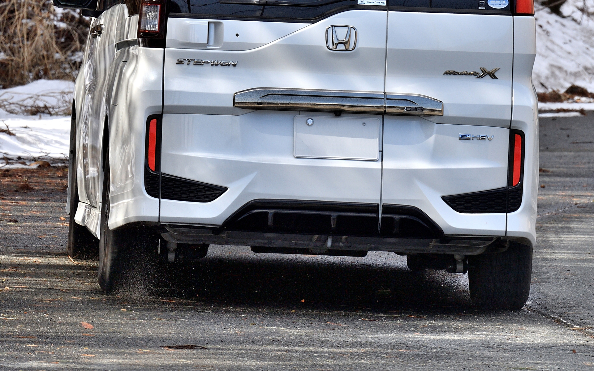 濡れた路面も夏タイヤと同じ感覚で走って止まれます