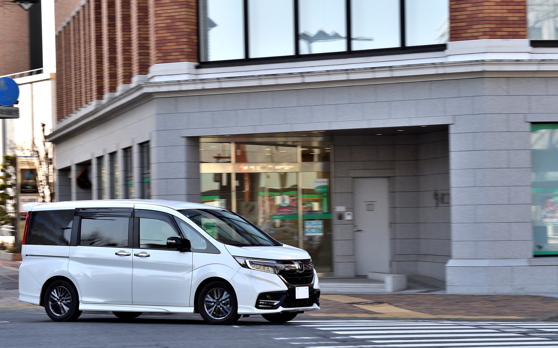 ロードノイズも抑えられていて街乗りも快適です