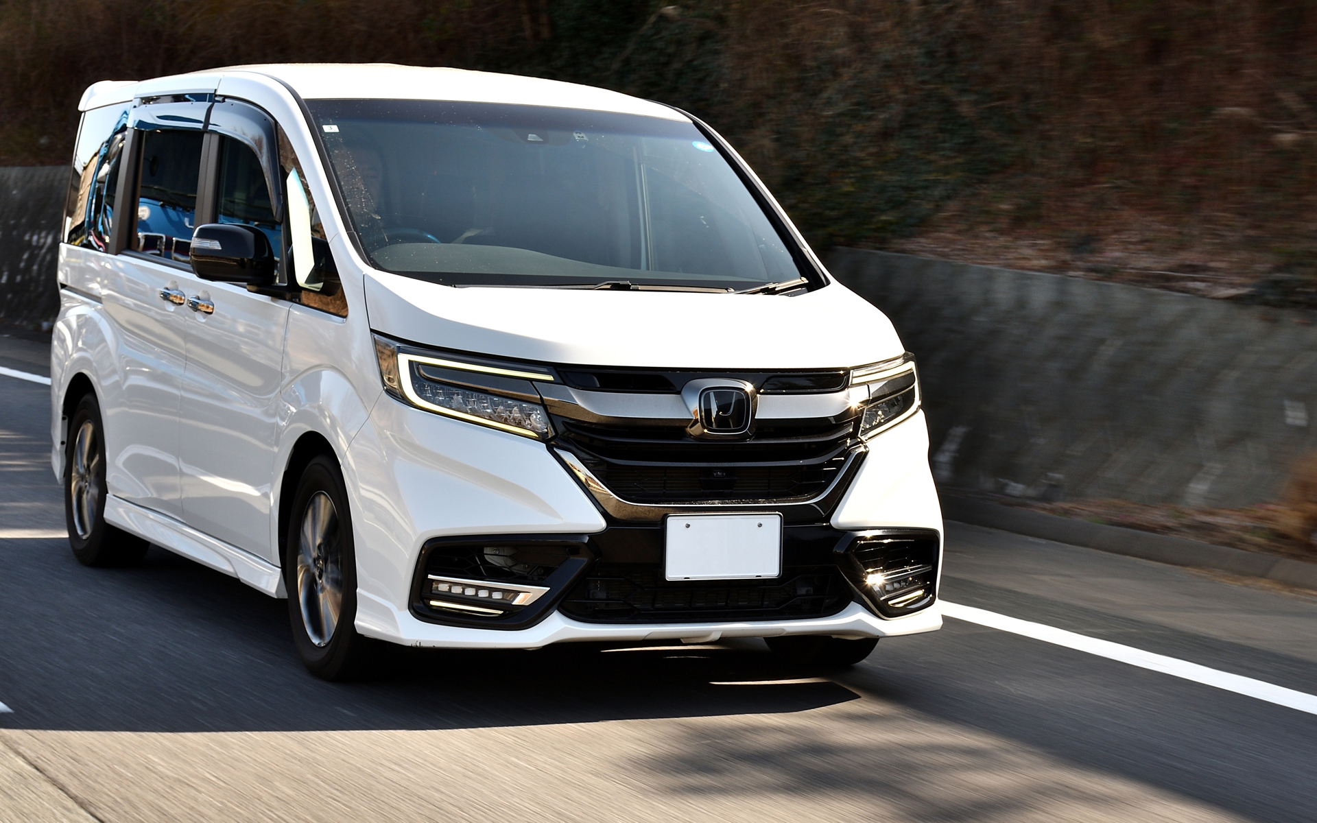 試走車は5代目ステップワゴンのe:HEV（ハイブリッド車）のModulo Xで、搭乗者など含めて2tちかい重量があります