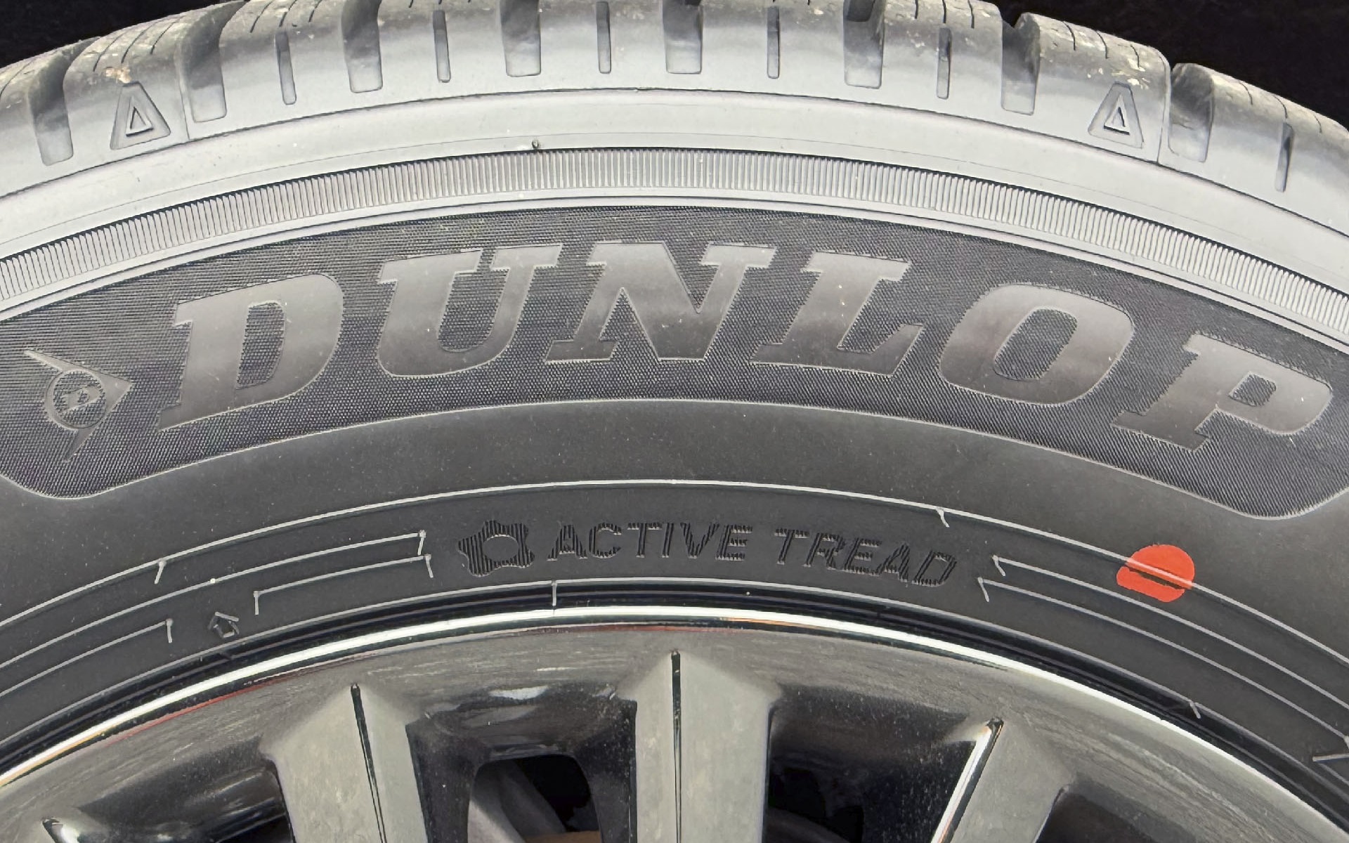 シンクロウェザーのサイドには新技術「ACTIVE TREAD（アクティブトレッド」の刻印が入ってますよ！