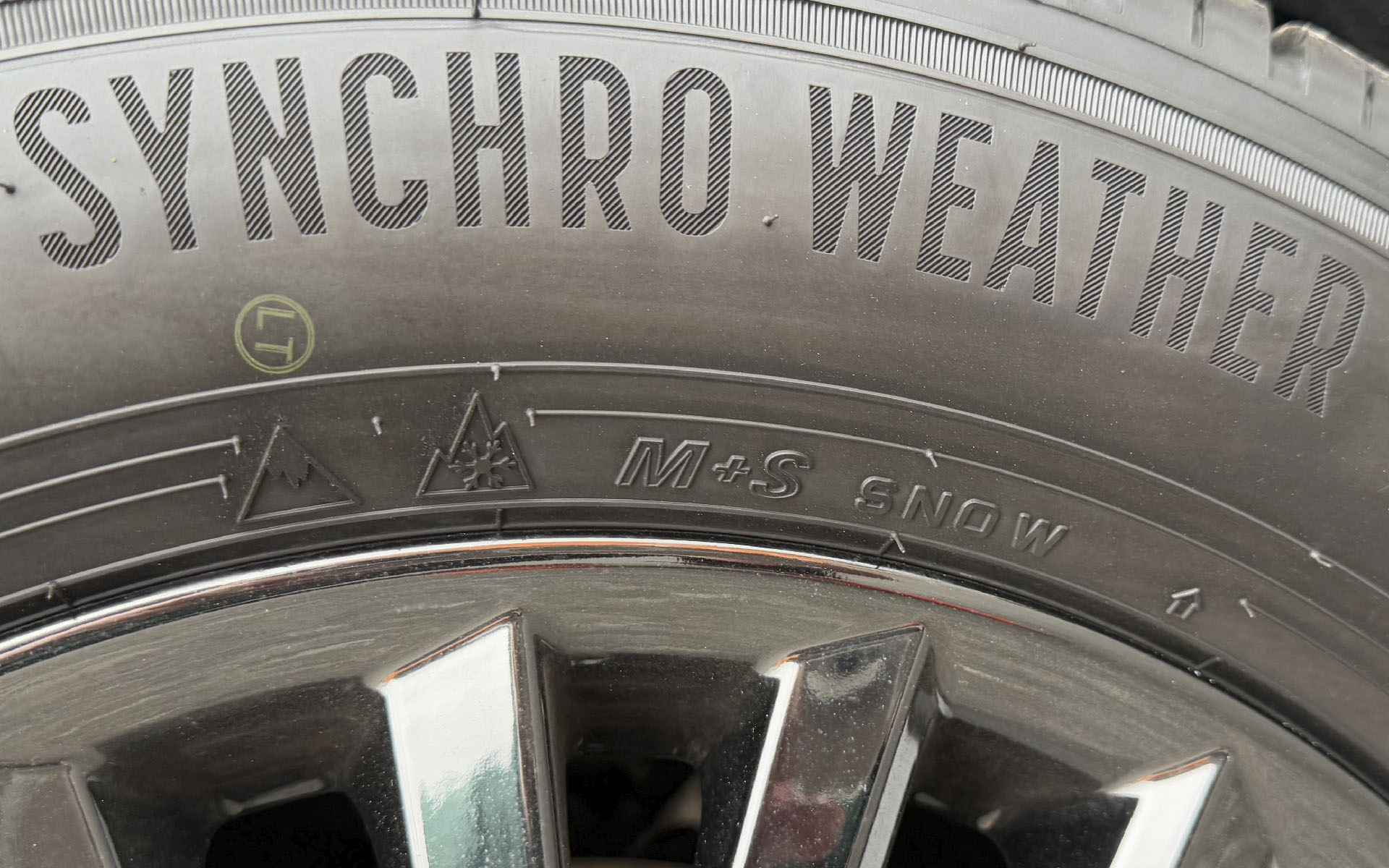 アイスグリップシンボル刻印とスノーフレークマーク刻印もあります。アイスグリップシンボルは「冬様態や規制時でも走行可能」を意味し、アイスグリップシンボルは国際的な氷上性能テストに合格したことを示しています。シンクロウェザーは「高速道路冬用タイヤ規制」時でも通行可能ですが「全車チェーン規制」のときにはほかのタイヤ同様にチェーンの装着が必要です