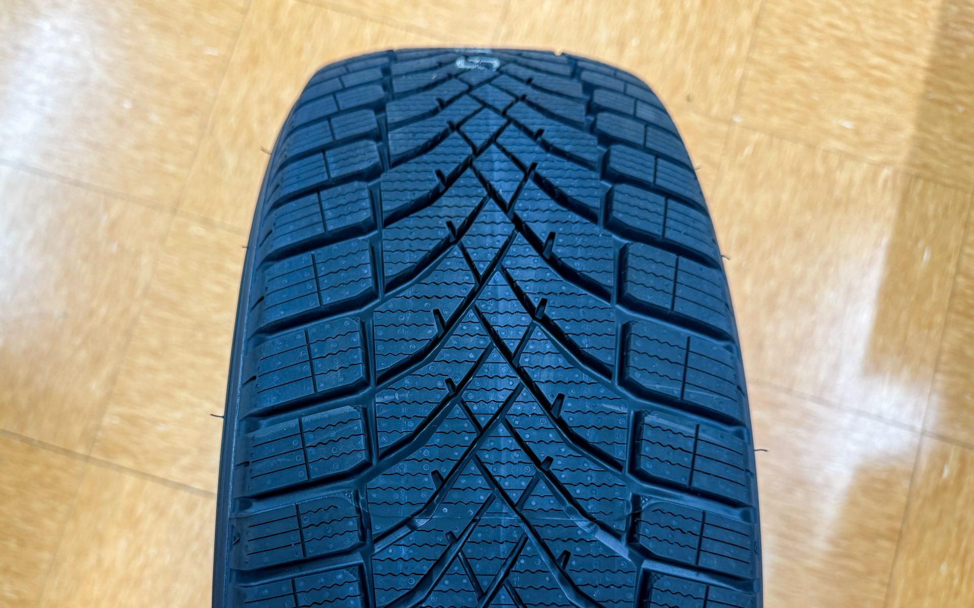 ちょっと前の感覚ですと「このトレッドパターン……なんかウルサそう」という気分に。でもダンロップ製タイヤのこのパターンは意外なほど静かです