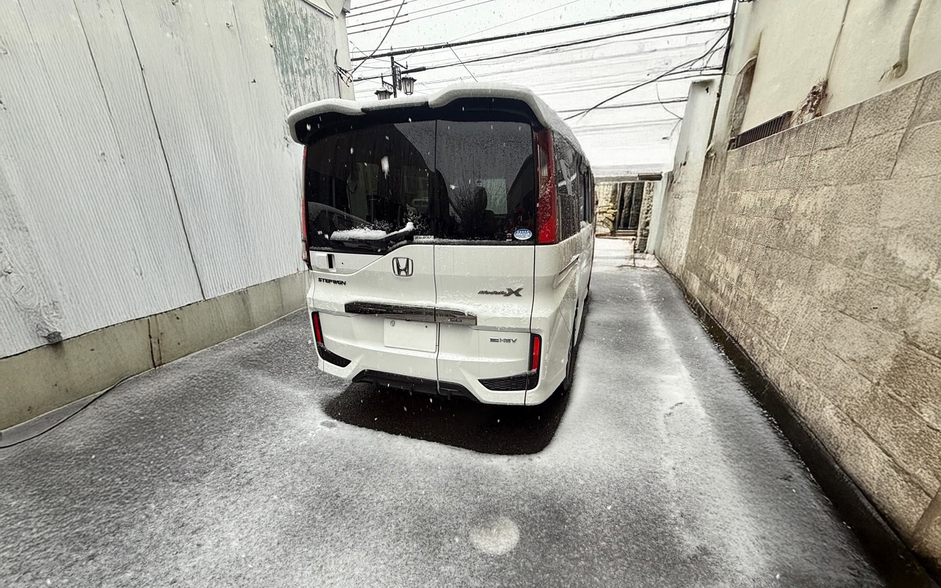 用事がなければ家で大人しくしていればいいですが、あらかじめ予定を組んでいる場合はそうはいきません。この状態だと夏タイヤだったら走行NGですが、シンクロウェザーなら大丈夫です