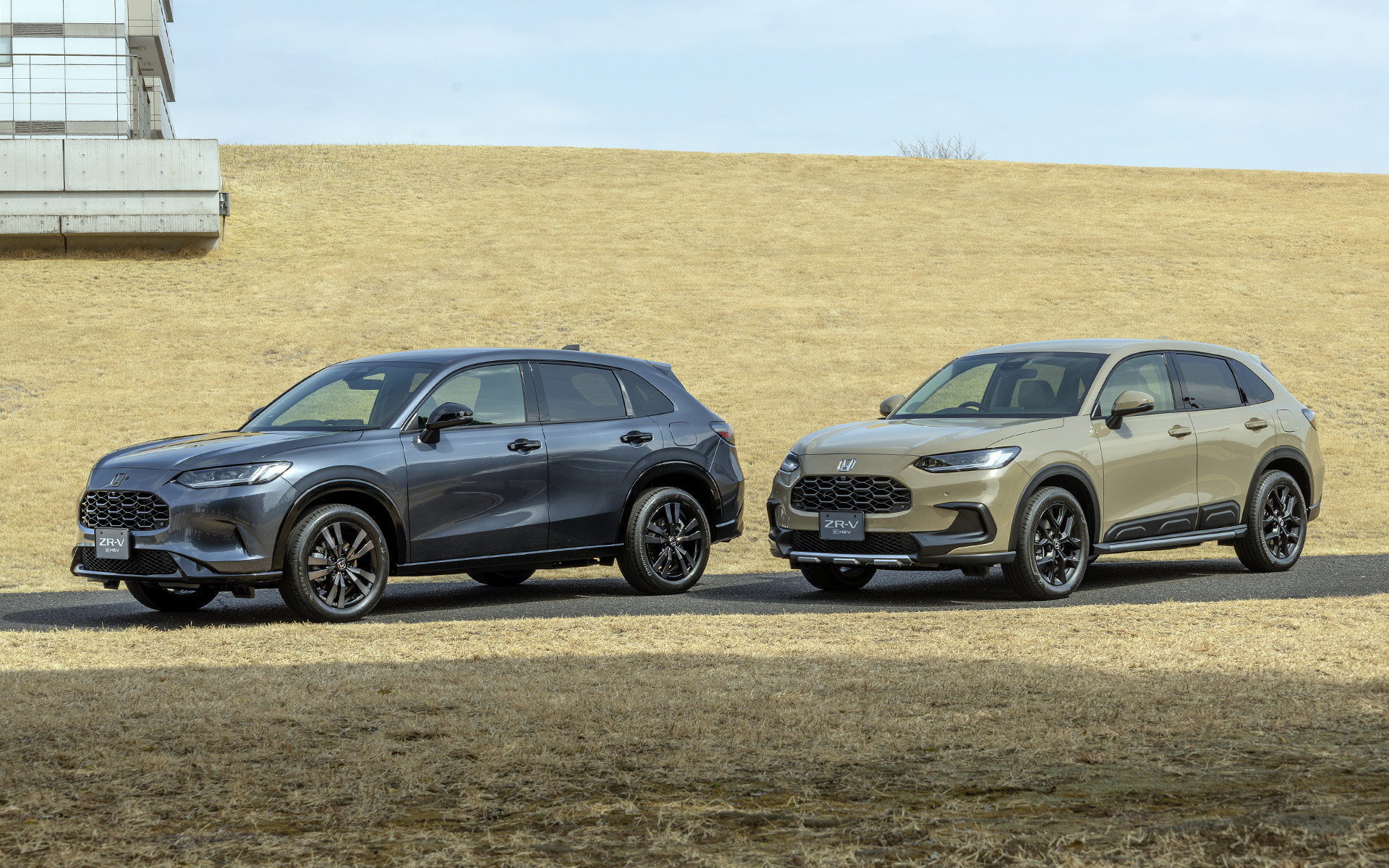 新たに設定された特別仕様車。左がe:HEV Z 特別仕様車ブラックスタイル。右がe:HEV Z 特別仕様車クロスツーリング