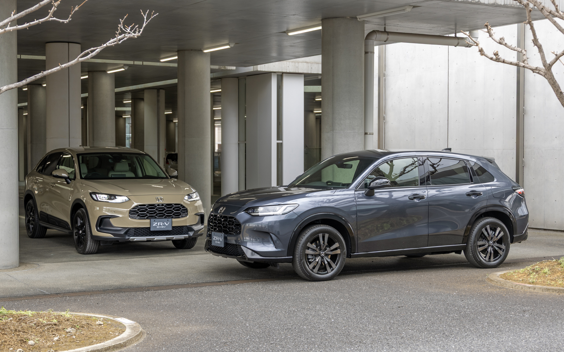 手前が都会的なクールさを強調したブラックスタイル。ボディカラーがブラックということからの名称ではなく、加飾パーツやアルミホイールのカラー、そして内装色が上質なブラック仕上げになっていることからのネーミング。奥がクロスツーリング。ZR-Vの上質さはそのままでアクティブなイメージを持つ仕上がりになっている