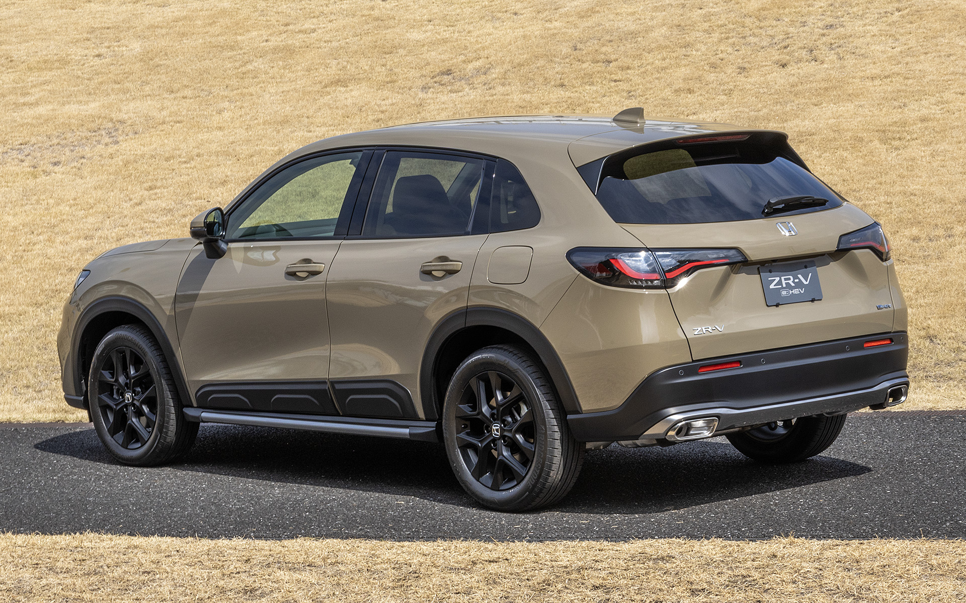 e:HEV Z 特別仕様車クロスツーリング。ボディサイド下部にはホンダアクセス製の純正アクセサリー「ボディサイドモール」が追加されている