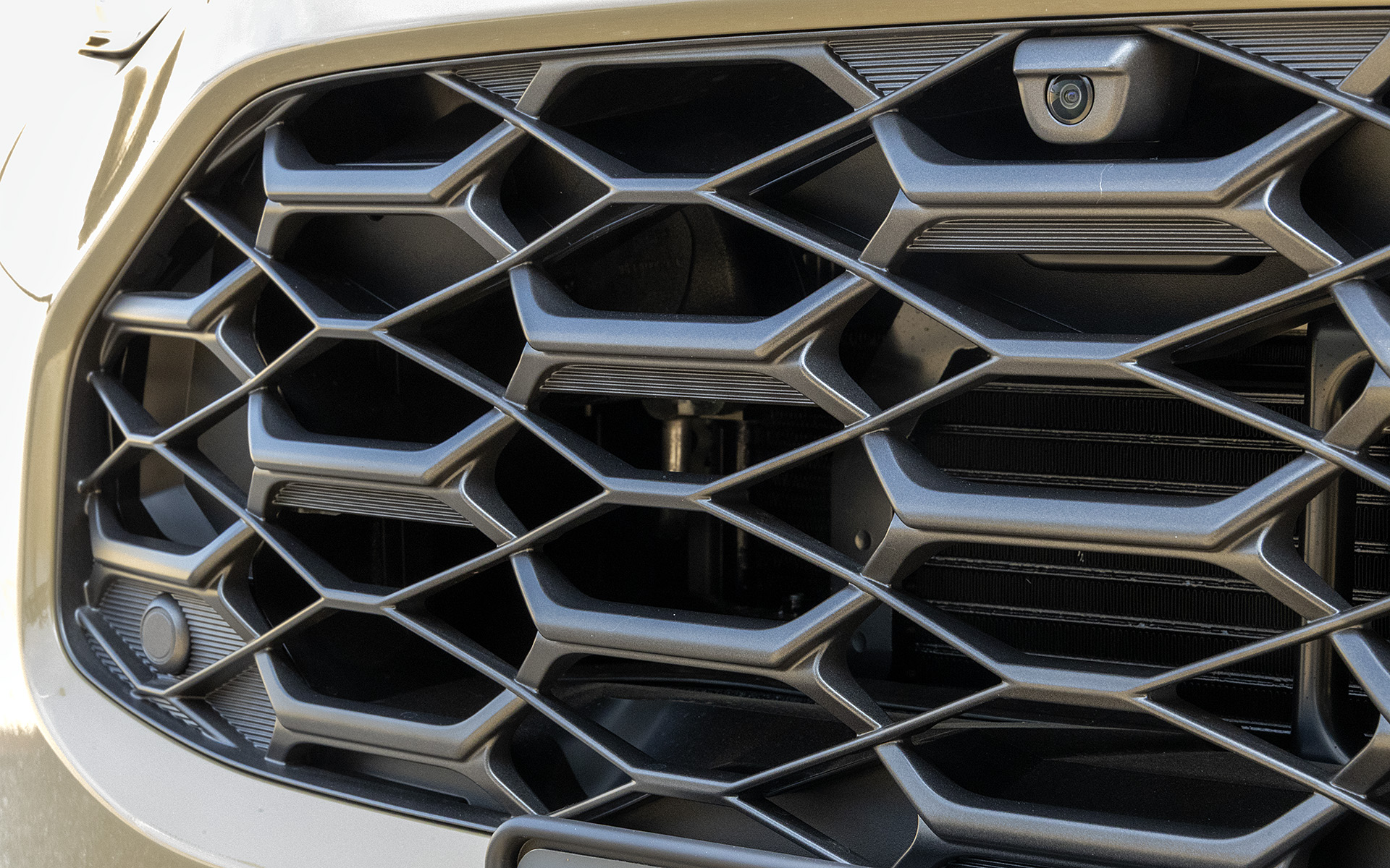 1つのセルを大きめにした特徴のあるハニカムデザイン。よく見るとセル壁の部分の細かい造形が凝ったものになっている。また、セルを貫くような斜めの柱のような造形を追加することで、セルの目が大きいながら適度な密度感を出している