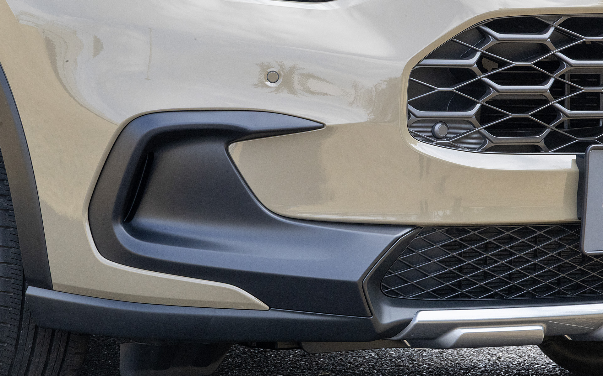 バンパーサイドのプロテクター形状。これもただプロテクターふうのパーツを追加するだけだと見た目の重さが出てしまうところだが、シャープな造形を盛り込むことで、スッキリとした印象に仕上げている。プロジェクター形状の上部端に設けた矢じりふうの形状や、全体的にエッジ部分を意図的に強調している