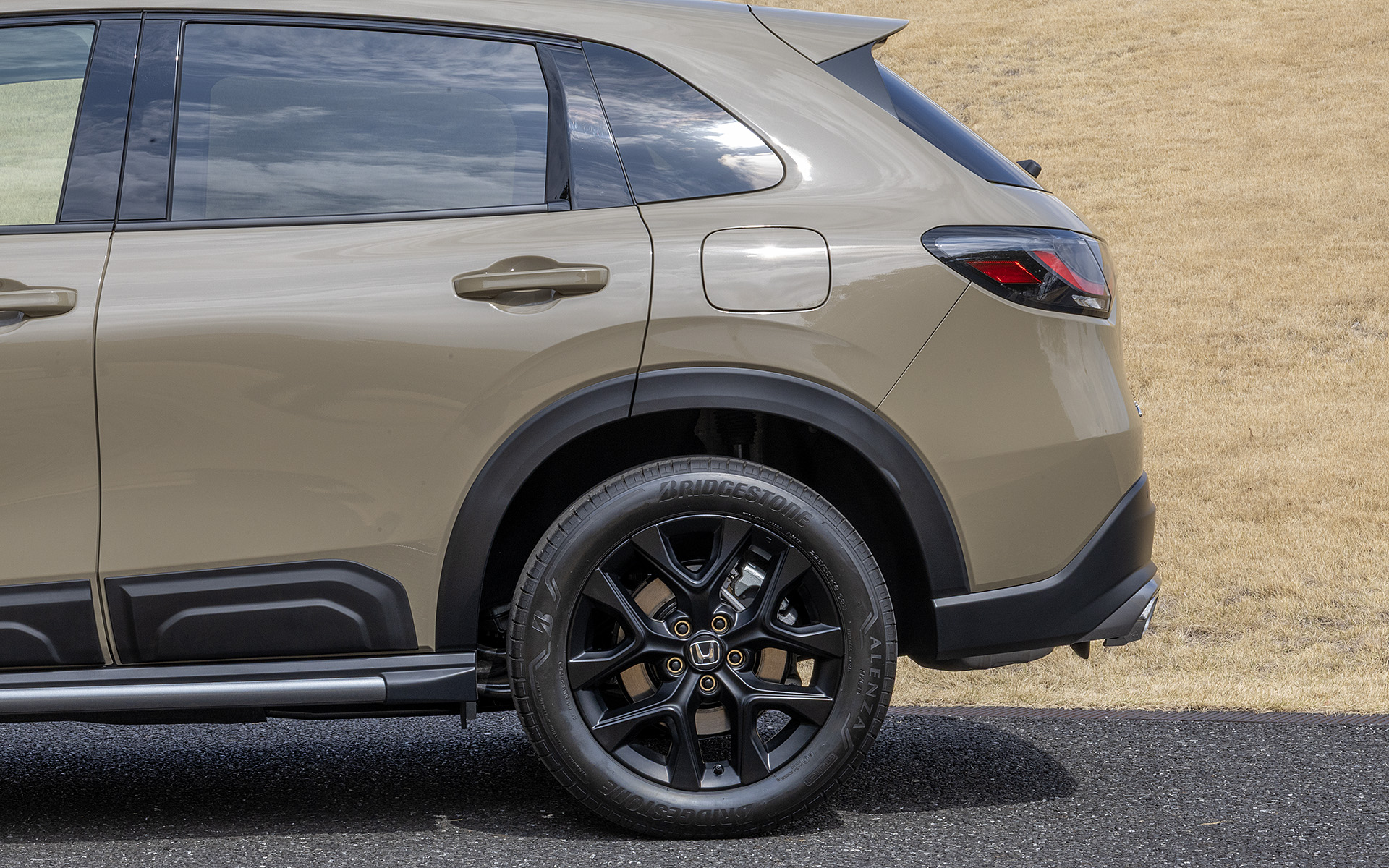 アルミホイールは18インチ。マット、ブラック塗装となる。タイヤサイズは前後とも225/55R18