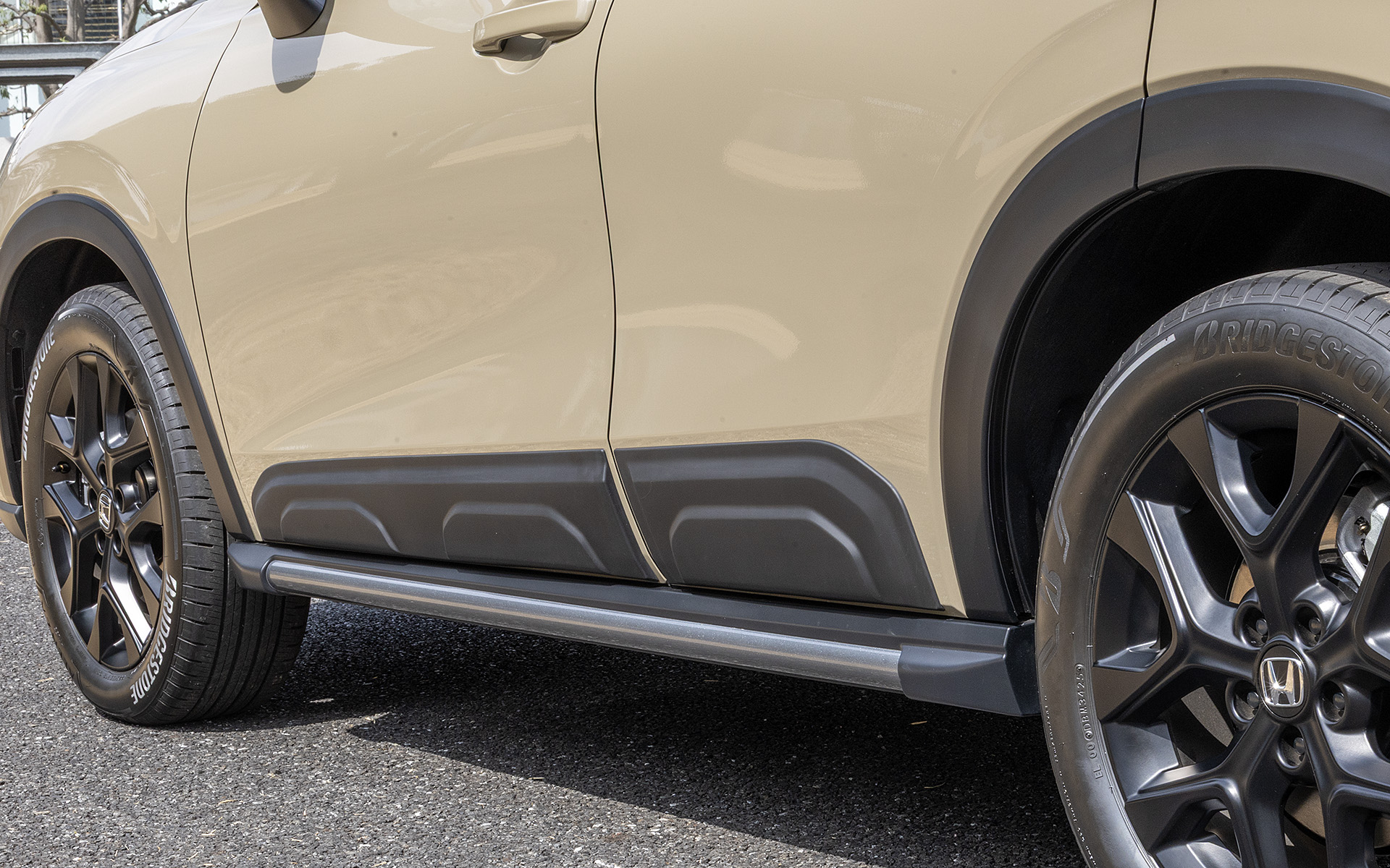 サイド下部には専用サイドロアガーニッシュが標準装着。その上にある黒いプレートは、純正アクセサリーの「ボディサイドモール」。カラーはブラック。フロント・リア用左右4枚セットで価格は3万8500円