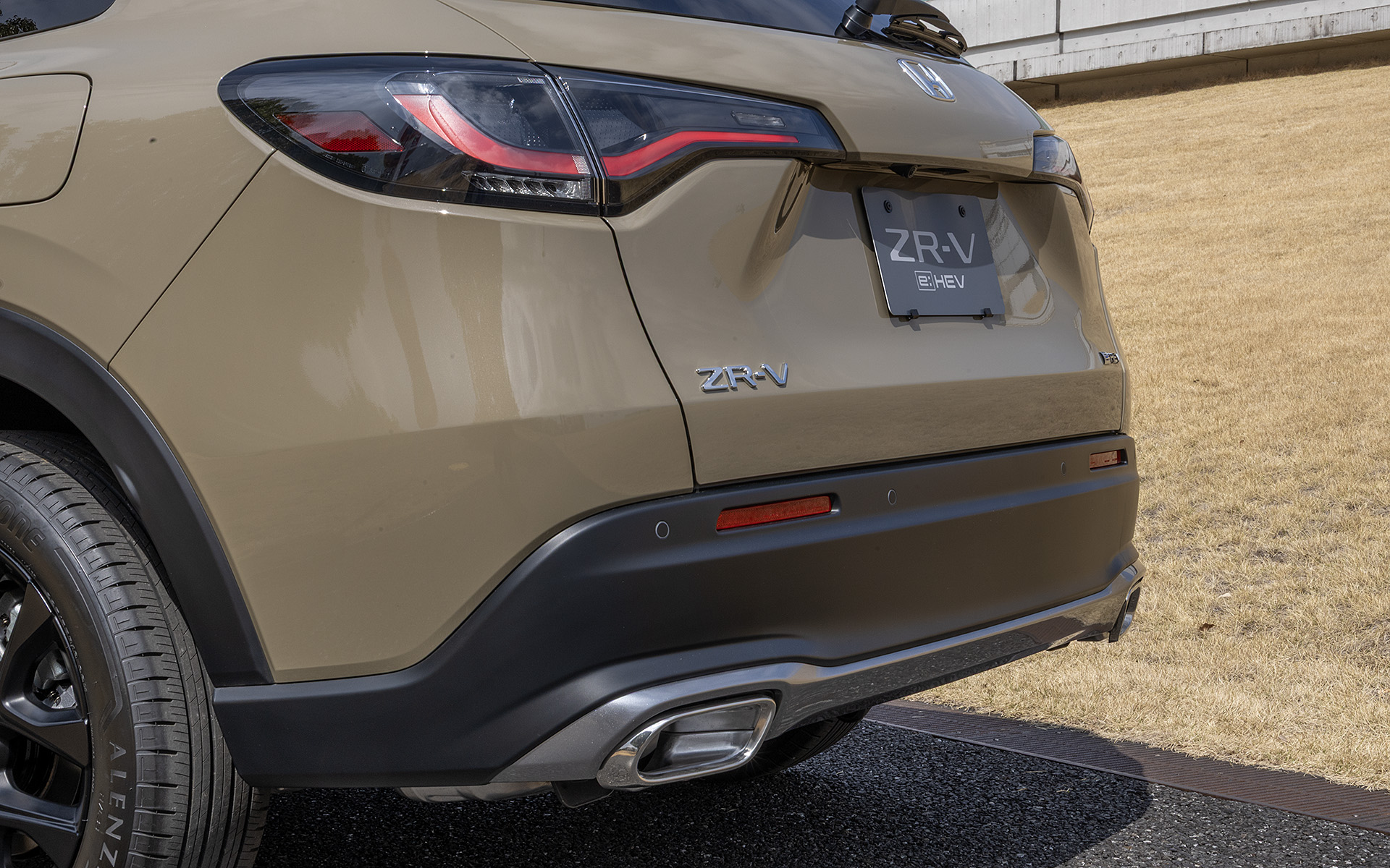 リアバンパーもフロントに合わせたデザイン