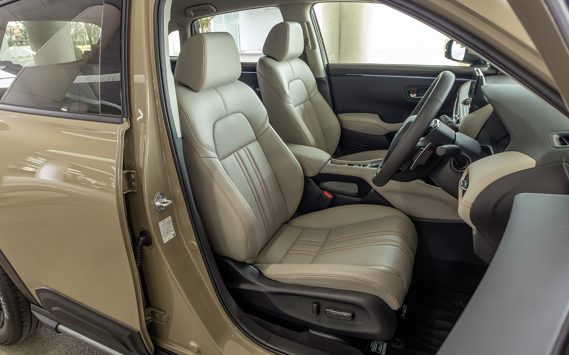 クロスツーリングの前席。内装色はグレージュ、明るい色である。シートは本革でオレンジ色のステッチが入る