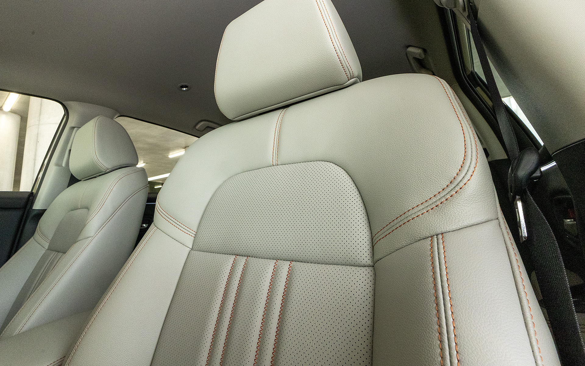 シートをアップにするとステッチの様子が分かる。明るい革に明るい差し色を使うことで、イメージを壊さず、単色のときに起こりがちなペタっとなる印象を防いでいる