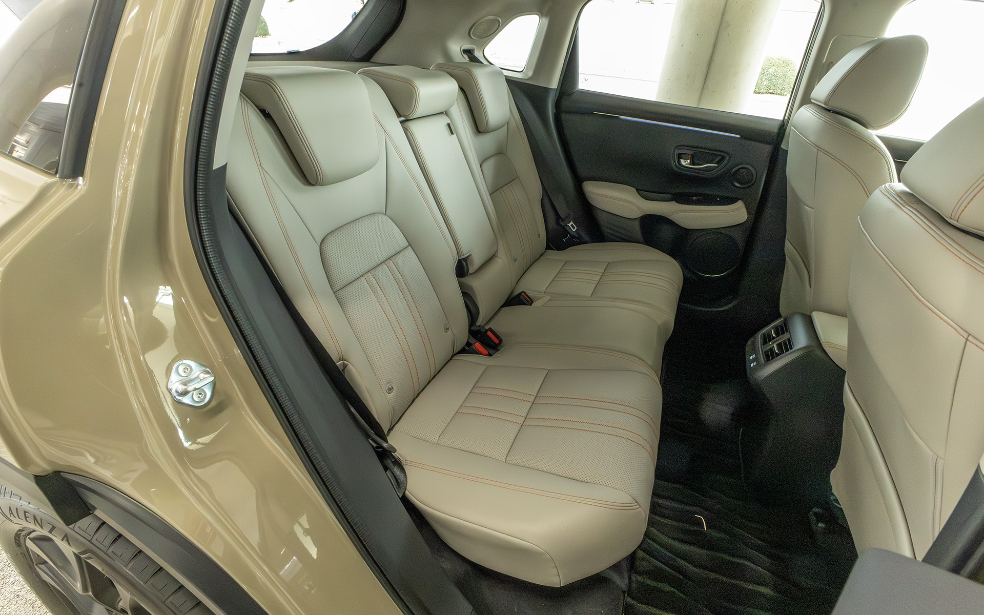 後席。シートの機能は在来車と変わりがない