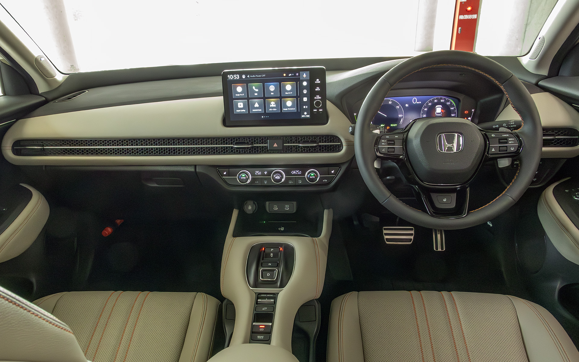 インパネまわり。ダッシュボードやセンターコンソールは内装色のソフトパッド仕上げ。樹脂ではなく、ソフトな素材を使うことで見た目や触感に上質さが感じられる