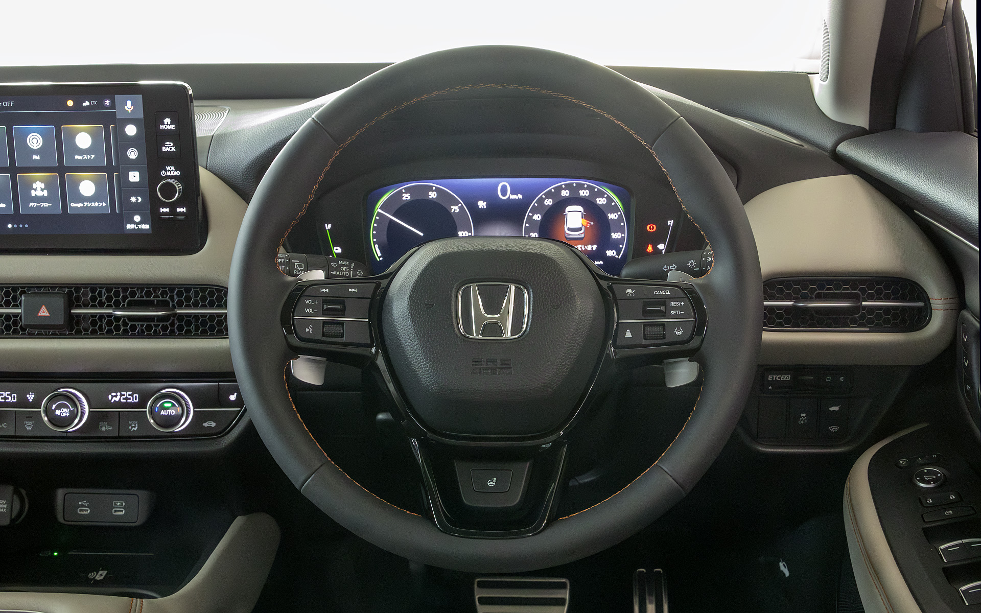 ステアリングまわり。本革巻きで握り心地がいい