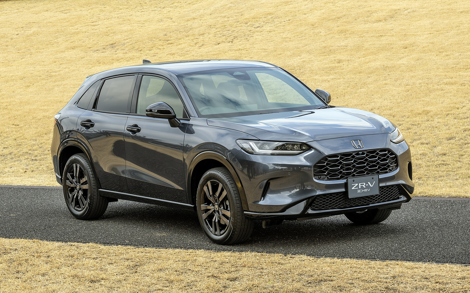 ブラックスタイル。ボディカラーはZR-Vでは初設定となる「メテオロイドグレー・メタリック」。光の当たり方でイメージが変わる