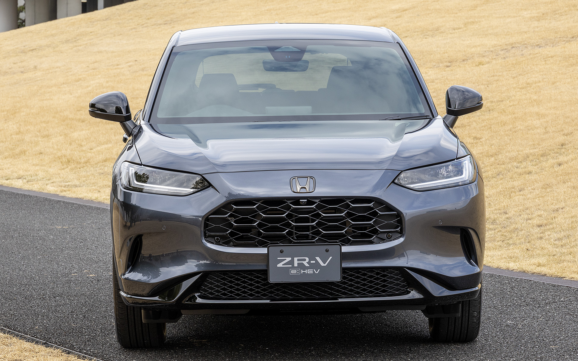 ハニカムパターンのフロントグリル。ベルリナブラック塗装なので、クロスツーリングよりもスッキリした印象となる