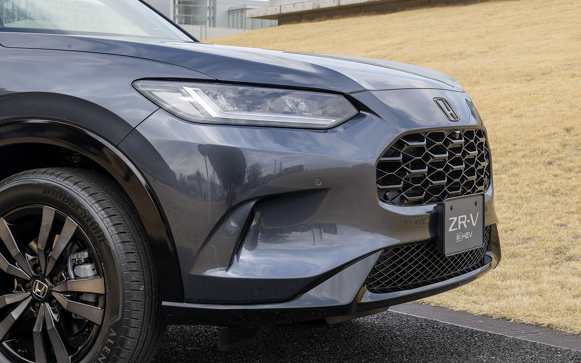 別の角度から見ると、バーチカルグリルのときより目線がグリルに集中しないので、一見したときのフロントまわり全体の造形がつかみやすくなった