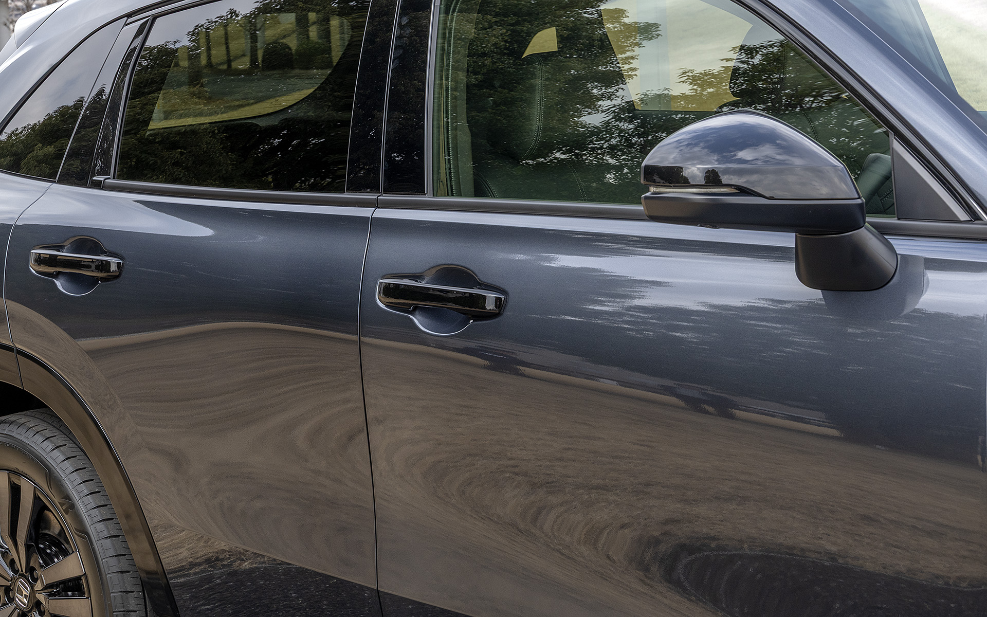 ドアミラーはクリスタルブラック・パール塗装。ドアのアウターハンドルも同じく、クリスタルブラック・パール塗装