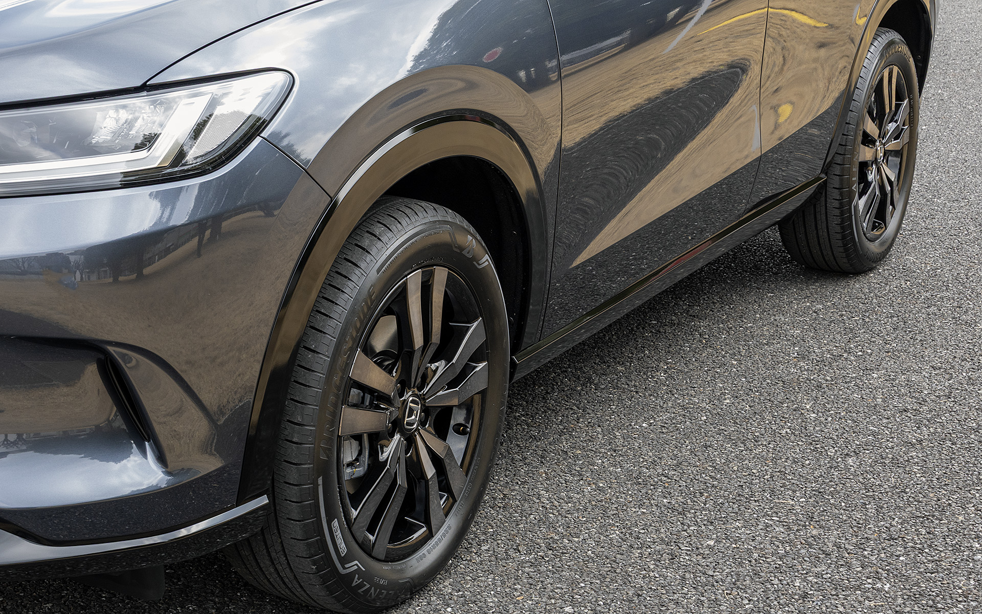 標準車と同じ仕上げのフェンダーチモール。艶ありの塗装なので本来のZR-Vらしい都会派のイメージ