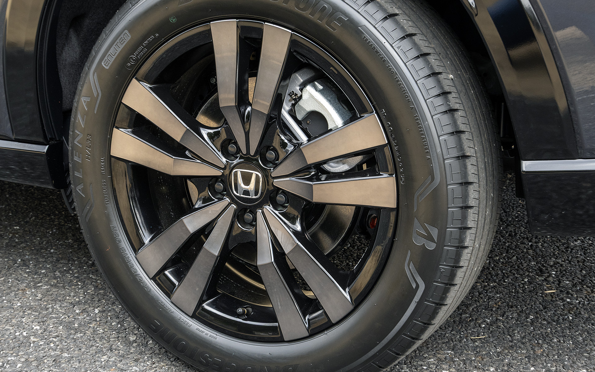 アルミホイールは切削クリアで中面がベルリナブラック仕上げ