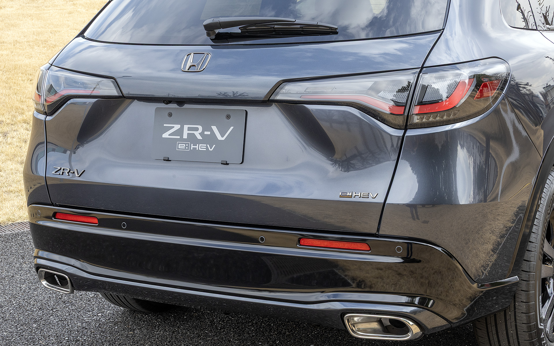 撮影車のエンブレムは、純正アクセサリーの「ブラックエンブレム」が装着されていた。ブラックエンブレムはHマーク×2枚と車名エンブレムのセットで価格は1万7600円。ほかに「e:HEV」のブラックエンブレムもあり、価格は5500円