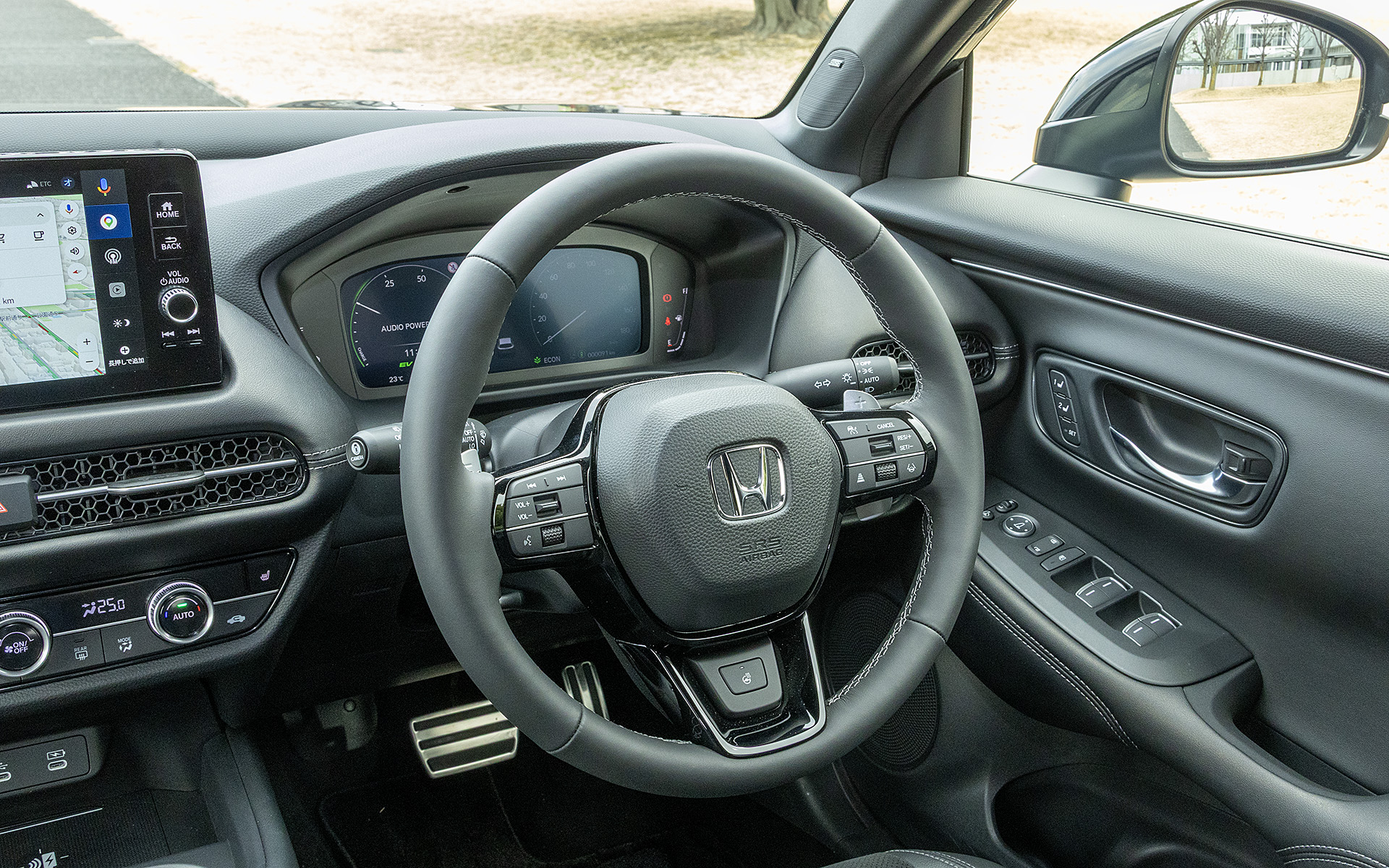 ステアリング周辺。こちらは標準車から変更はない