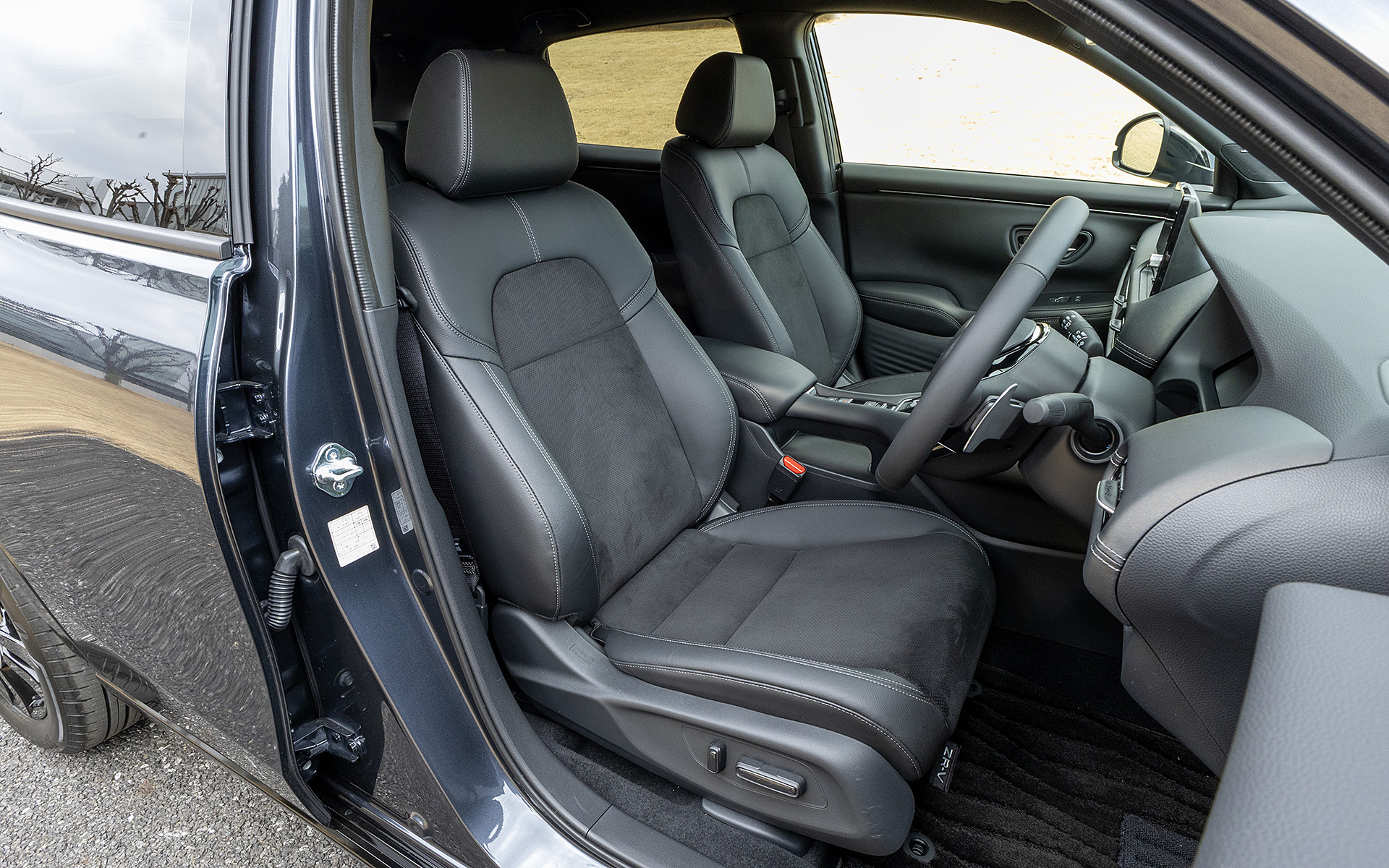 シート生地はプライススムース×ウルトラスエードのコンビとなる