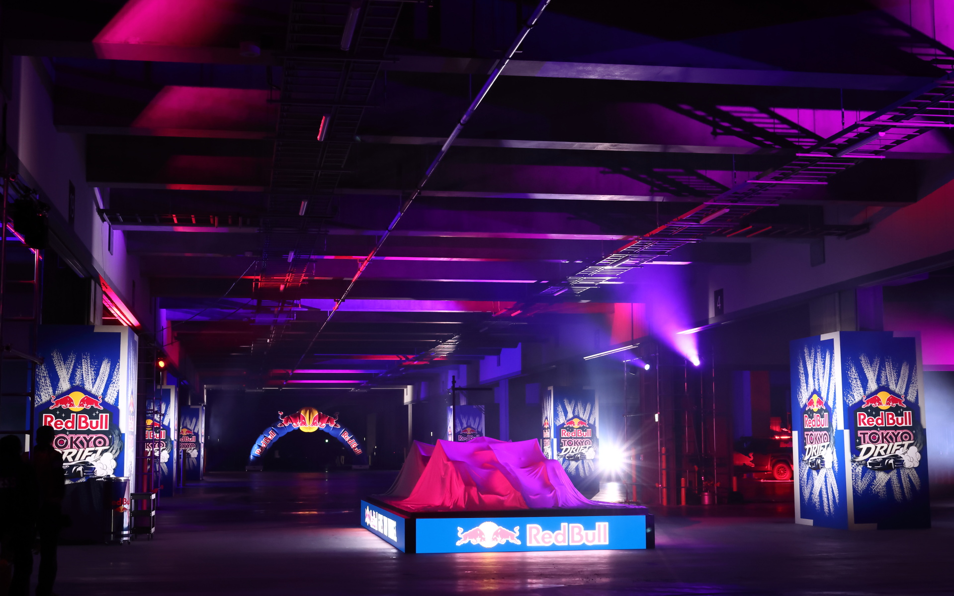 公開前、イベント中は常にベールに包まれていた