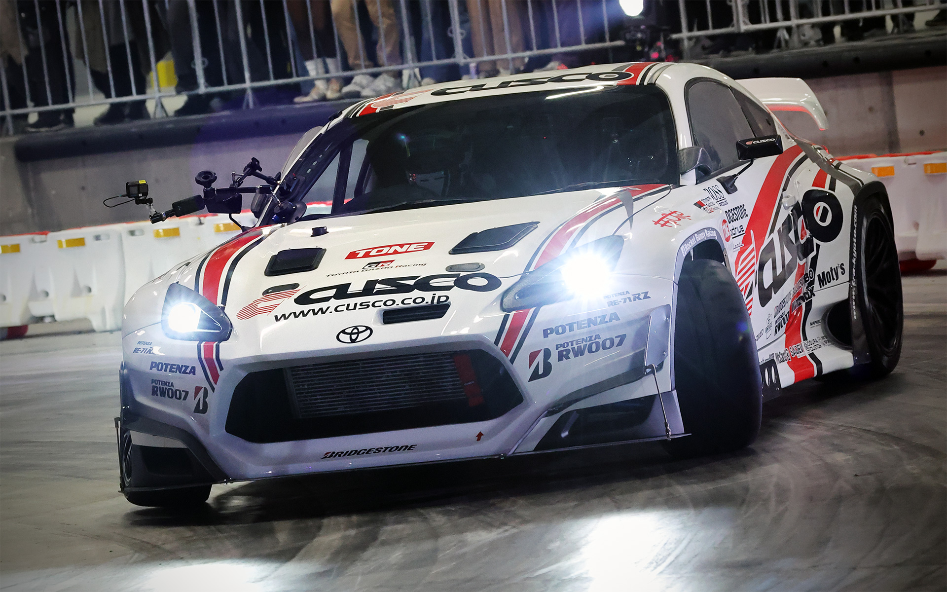 会場で披露された2輪＆4輪の凄腕パフォーマンス！