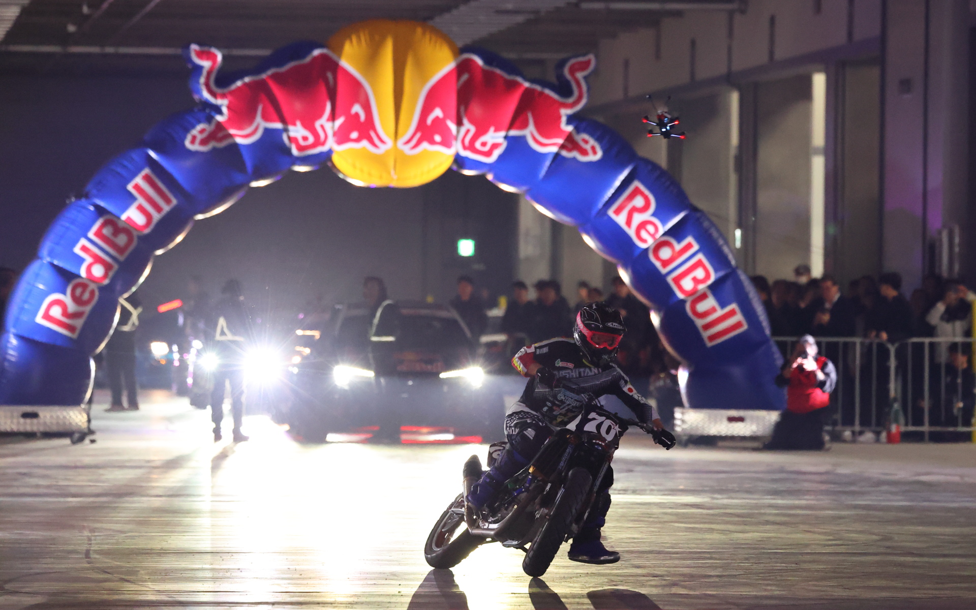 会場で披露された2輪＆4輪の凄腕パフォーマンス！