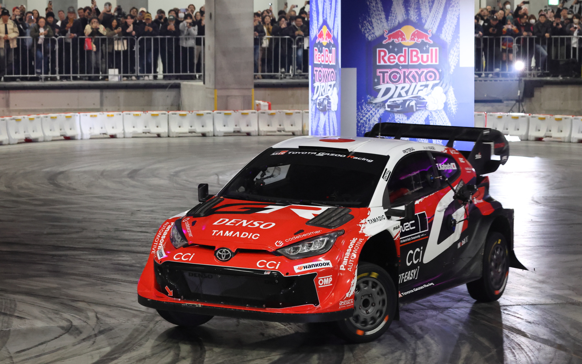 勝田貴元選手によるWRCカー「ヤリス ラリー1マシン」の圧巻ドリフトパフォーマンス