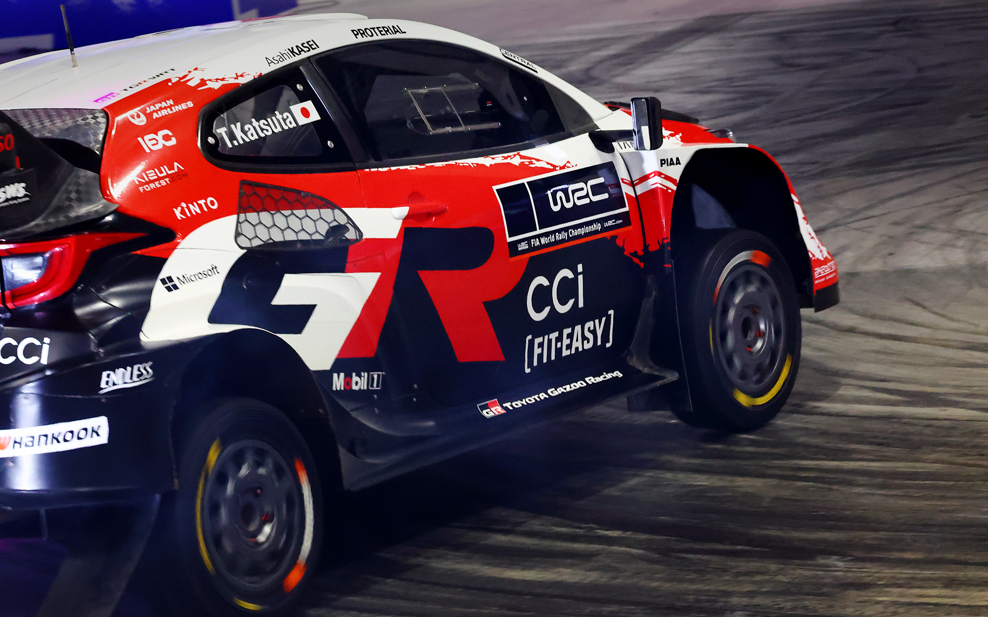 勝田貴元選手によるWRCカー「ヤリス ラリー1マシン」の圧巻ドリフトパフォーマンス