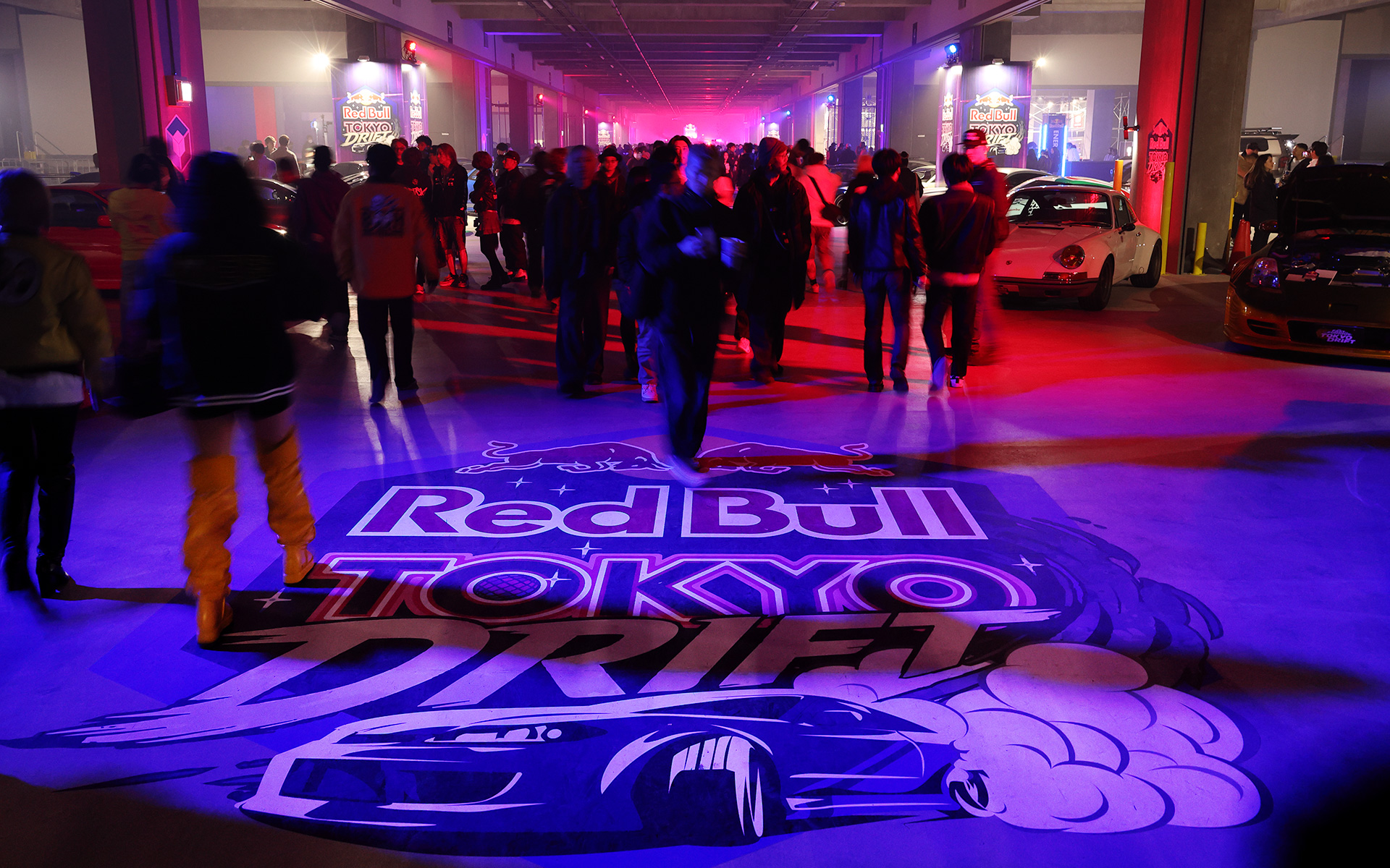 カーミーティングに集まったカスタムカーは約500台。またライブパフォーマンスやキッチンカーによる飲食ブースなどもあり、来場者はさまざまなスタイルで「Red Bull Tokyo Drifty 2026」を楽しんだようだ