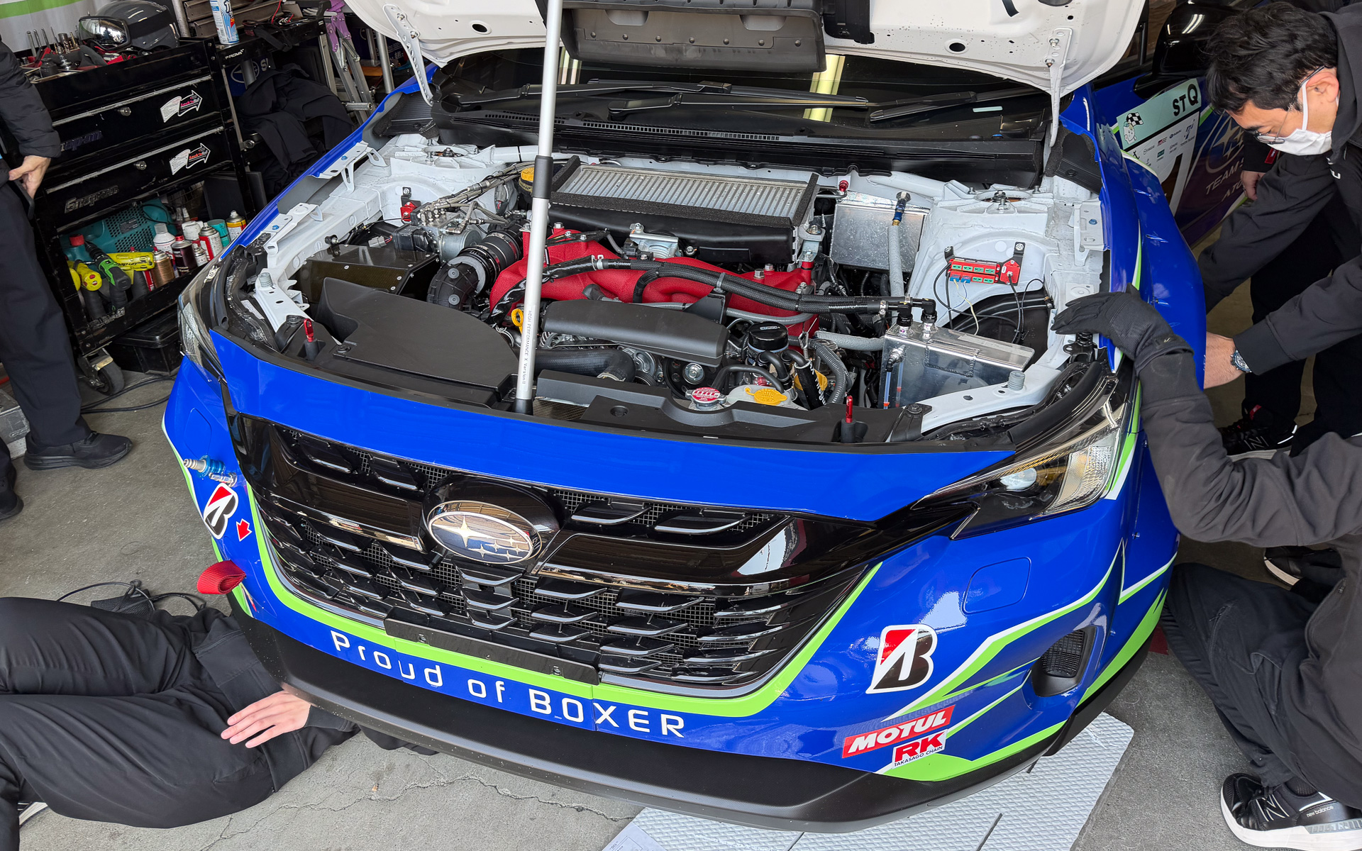 搭載エンジンは「FA24型」水平対向4気筒 2.4リッターターボエンジン。最高出力364PS、最大トルク475Nm。新技術も投入されている