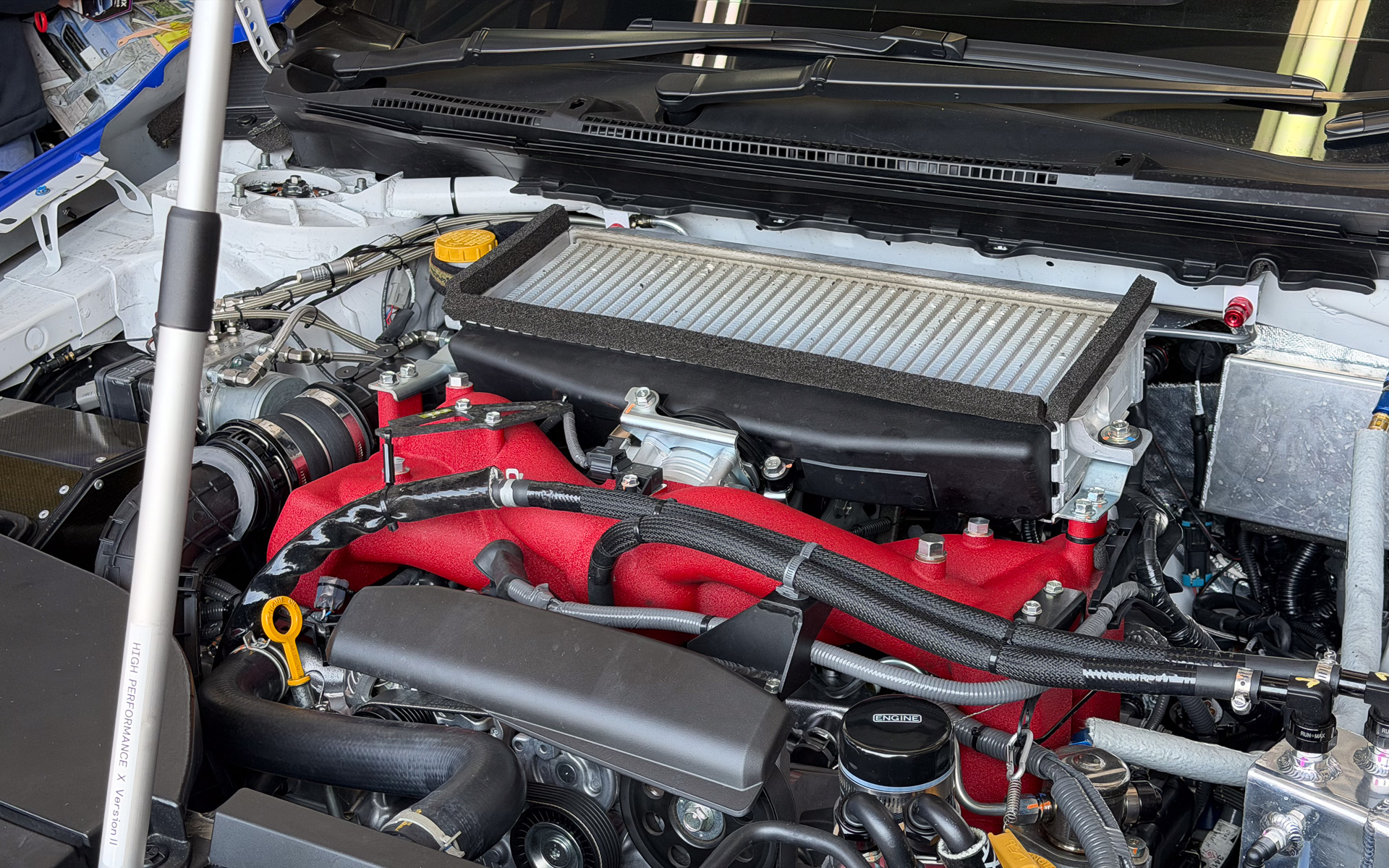 赤いインテークマニホールドが目を引くハイパフォX2。インマニには結晶塗装が施されており、EJ20で使われていた技術の伝承が図られている