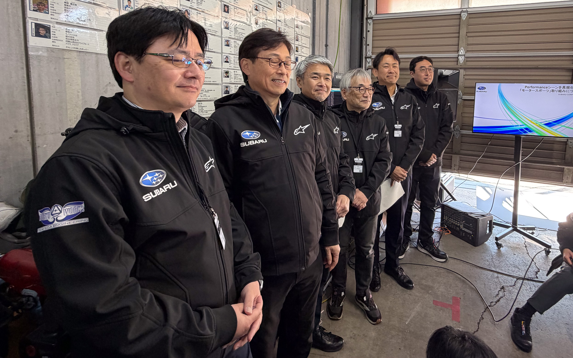 スバルのピット内で行なわれたハイパフォX2説明会。現場感あふれる説明会となっていた