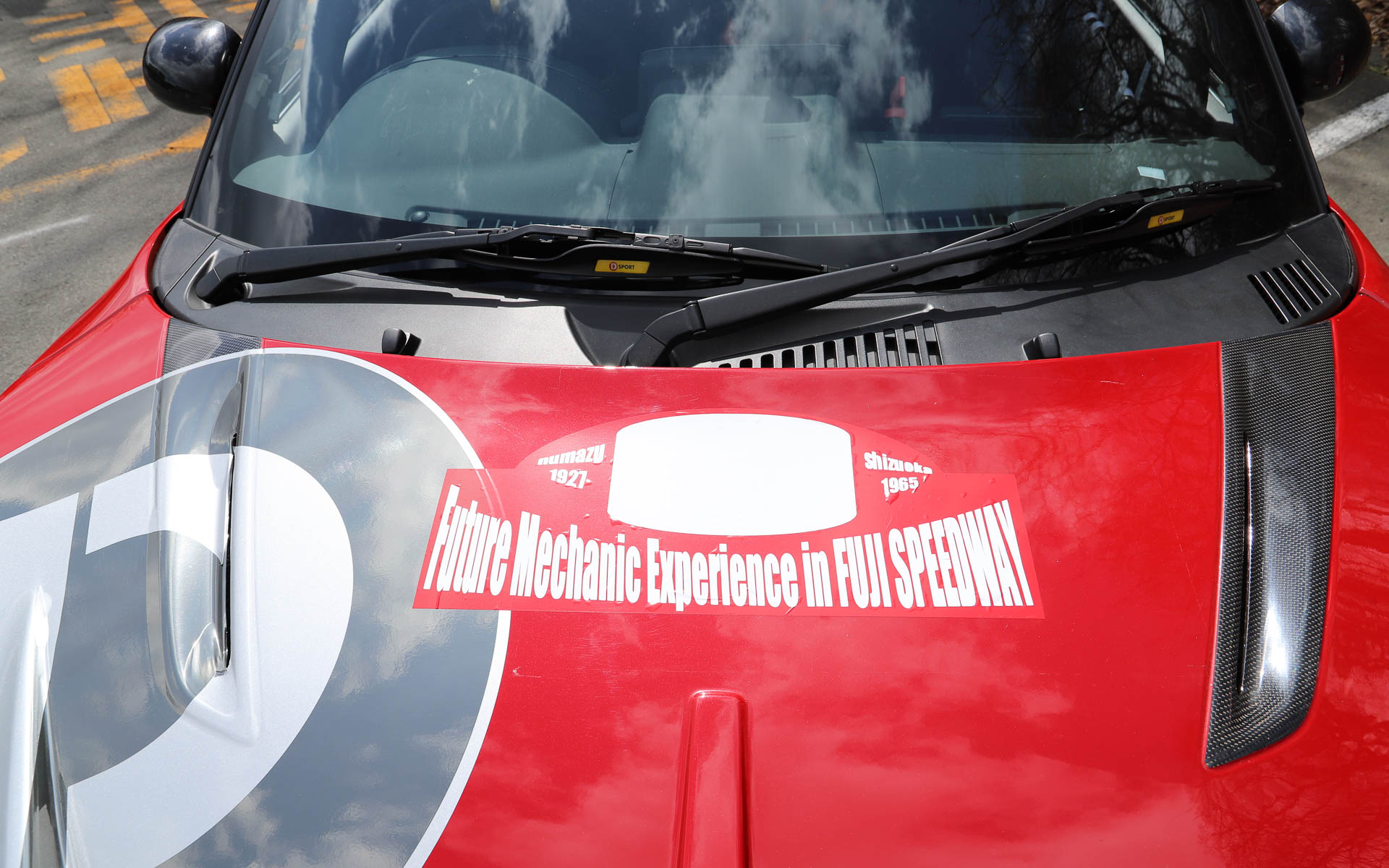 ボンネットのダイハツ沼津販売と静岡ダイハツ販売の創業年が入ったステッカーは、今回のイベント用に特別にデザインされた