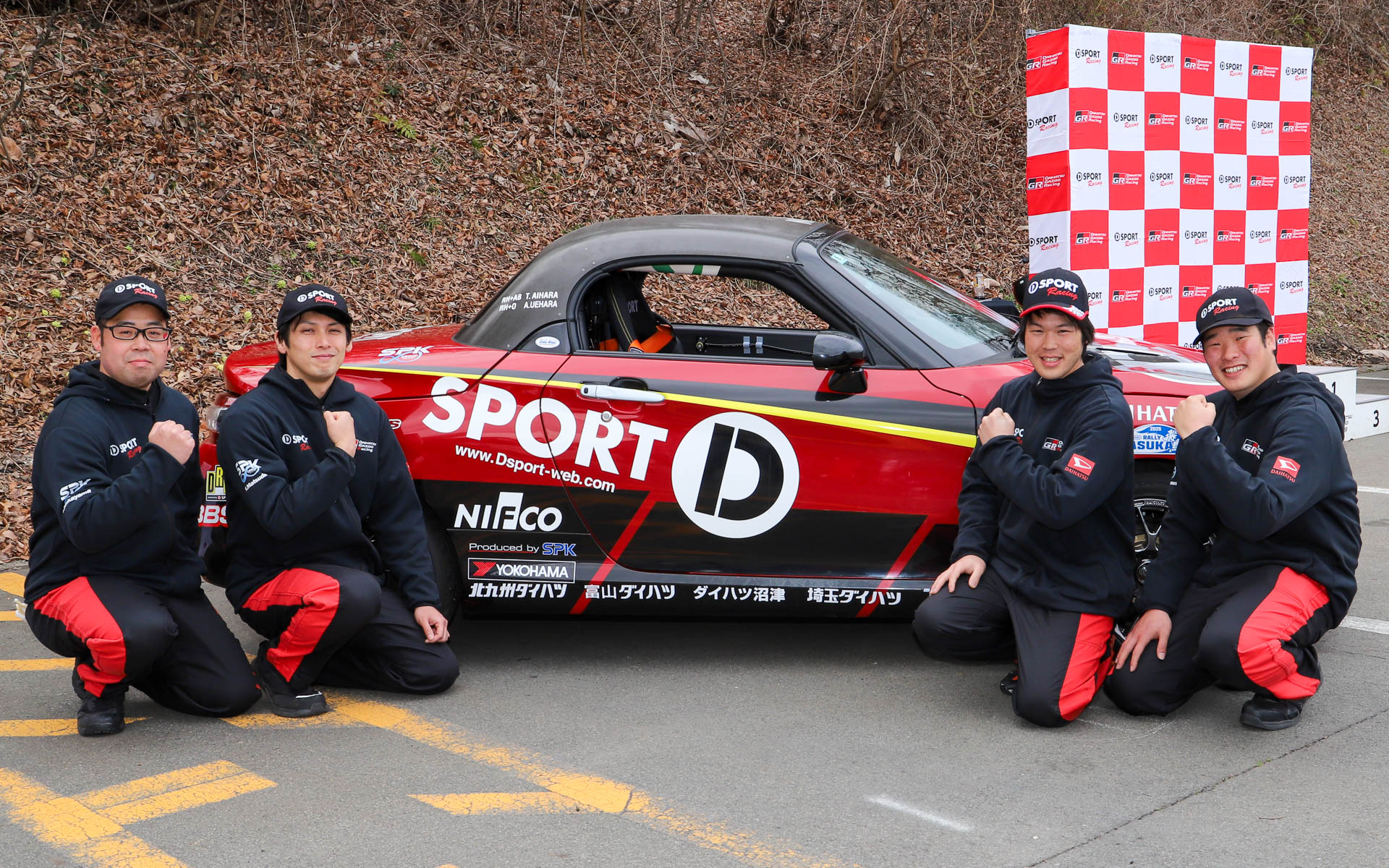 販売会社からダイハツに出向しているメカニックたちも参加。左から、北九州ダイハツ販売から出向の中山拓実さん、富山ダイハツ販売から出向の松田直樹さん、ダイハツ沼津販売から出向の池田祥馬さん、埼玉ダイハツ販売から出向の関村一斗さん