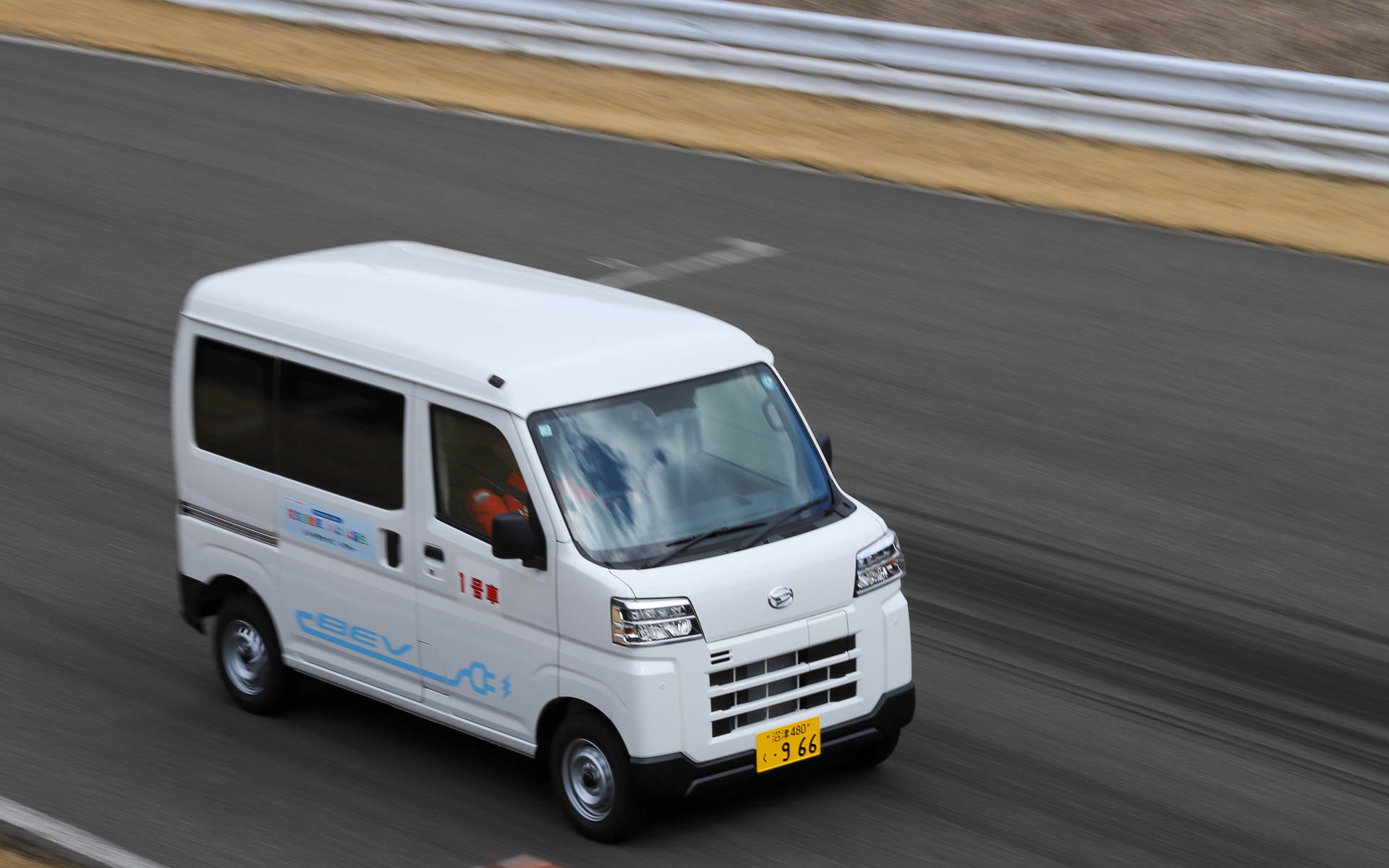 ショートコースをただ走行するだけでなく、設定された1分というターゲットタイムに近いタイムでショートコースを走行できるかを競った。まずは殿村氏がお手本で走行