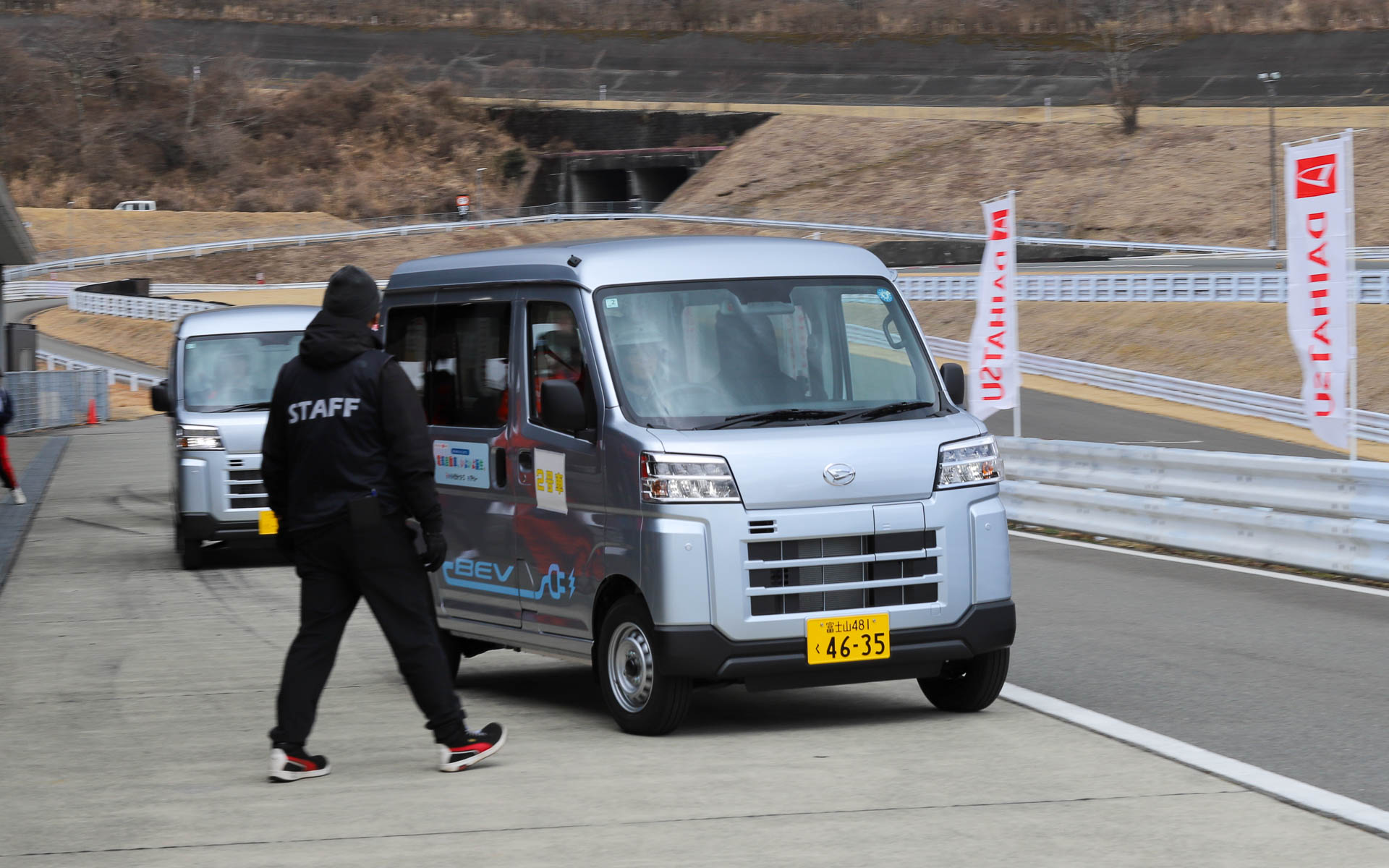 恐る恐るコースに走り出していく