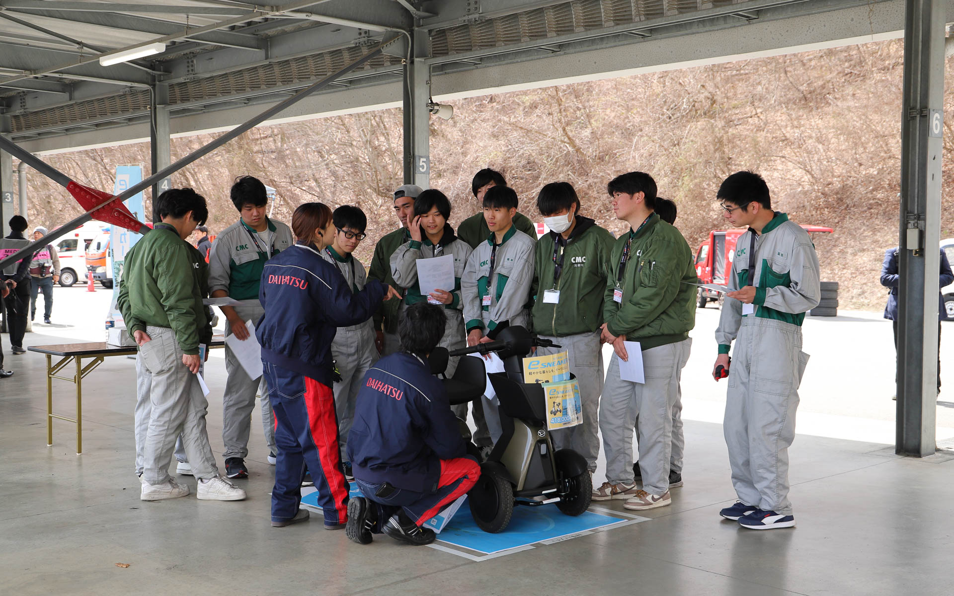 「eスニーカー」のタイムアタックについて説明を受ける学生たち
