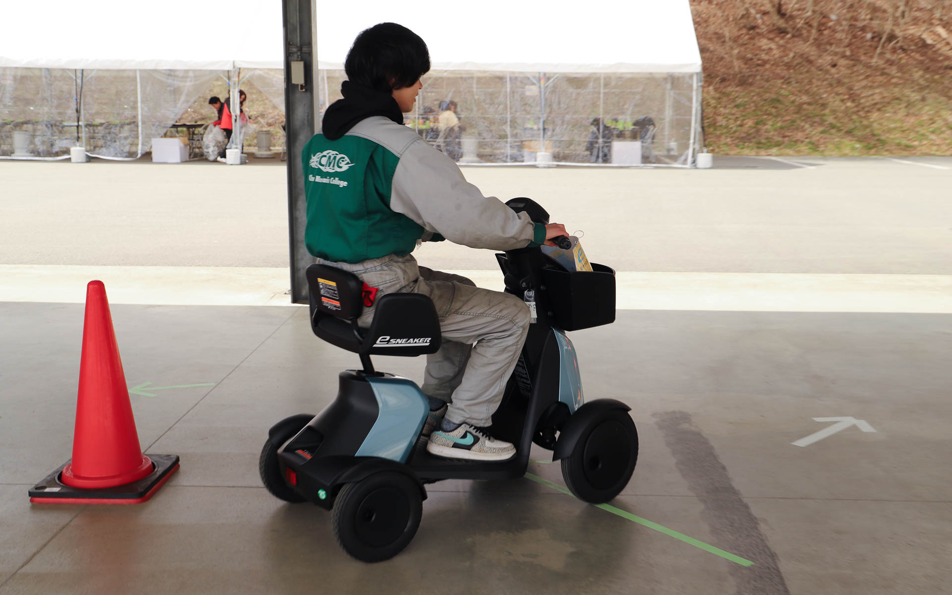 指定されたコースを走り、バックでの駐車が完了するまでのタイムを競った