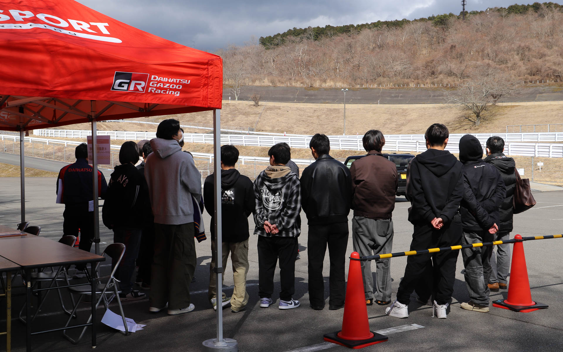 先進安全技術「スマートアシスト」の機能について説明を受ける学生たち