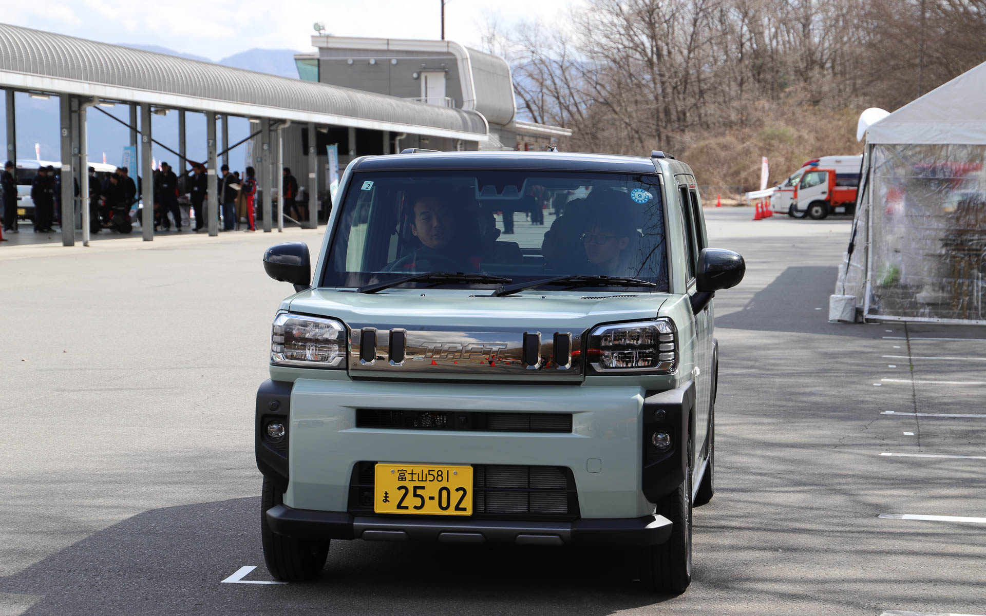 自動で駐車できるスマートパノラマパーキングアシストを同乗で体感